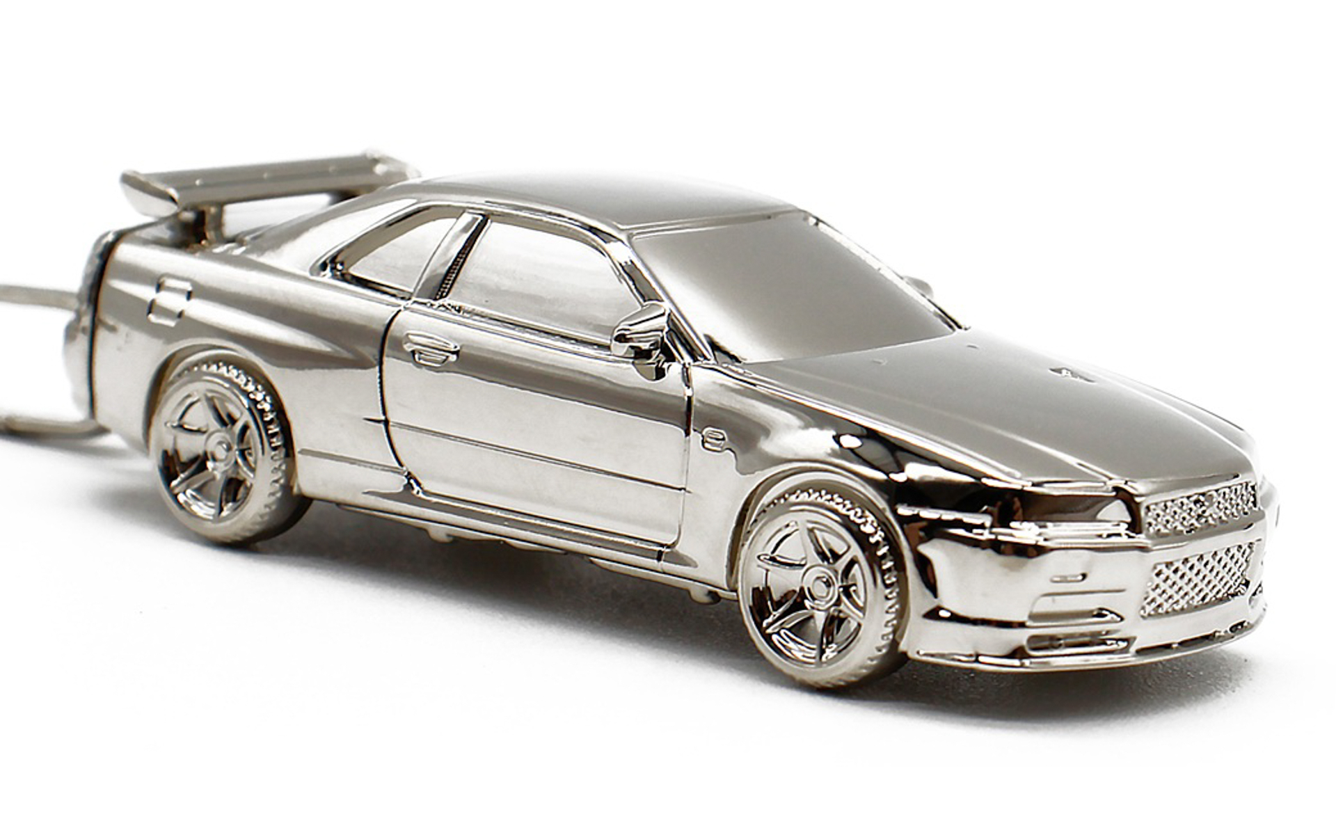 日産「スカイラインGT-R（BNR34）」をモチーフにしたメタルキーチェーンが登場