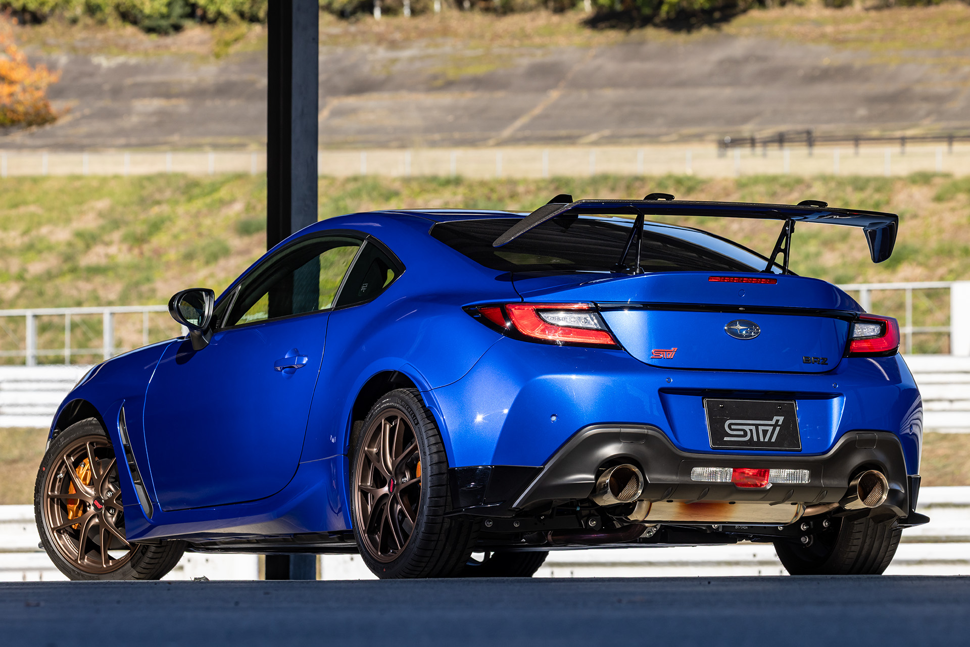 BRZ STI Sport TYPE RA with Rear Spoiler。価格は547万8000円で、販売台数は100台。ドライカーボンリアスポイラーなしの価格は497万2000円で、販売台数は200台。ボディカラーはWRブルー・パールと、クリスタルホワイト・パール（3万3000円高）の2色