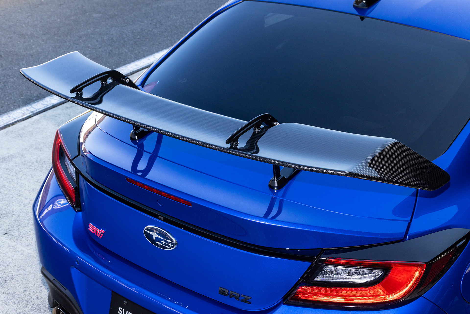 STIドライカーボンリアスポイラー。BRZ用にディーラーオプションとしてラインアップされているものと同型となる。ウイングの角度はTYPE RA用に固定されている