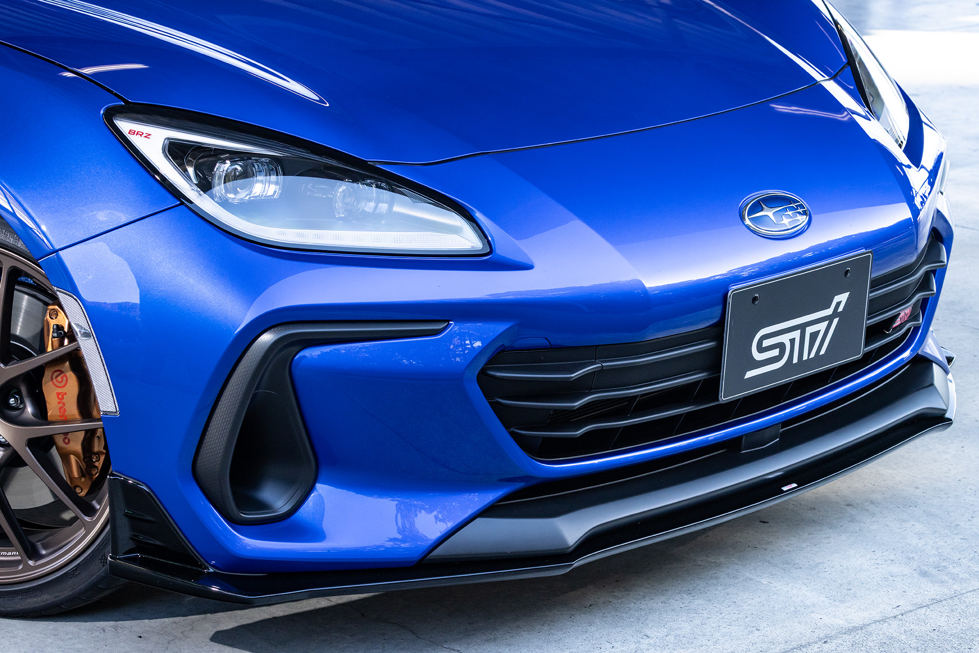 STIフロントアンダースポイラー（左写真）、STIリアサイドアンダースポイラー（右写真）といったエアロパーツを標準装着