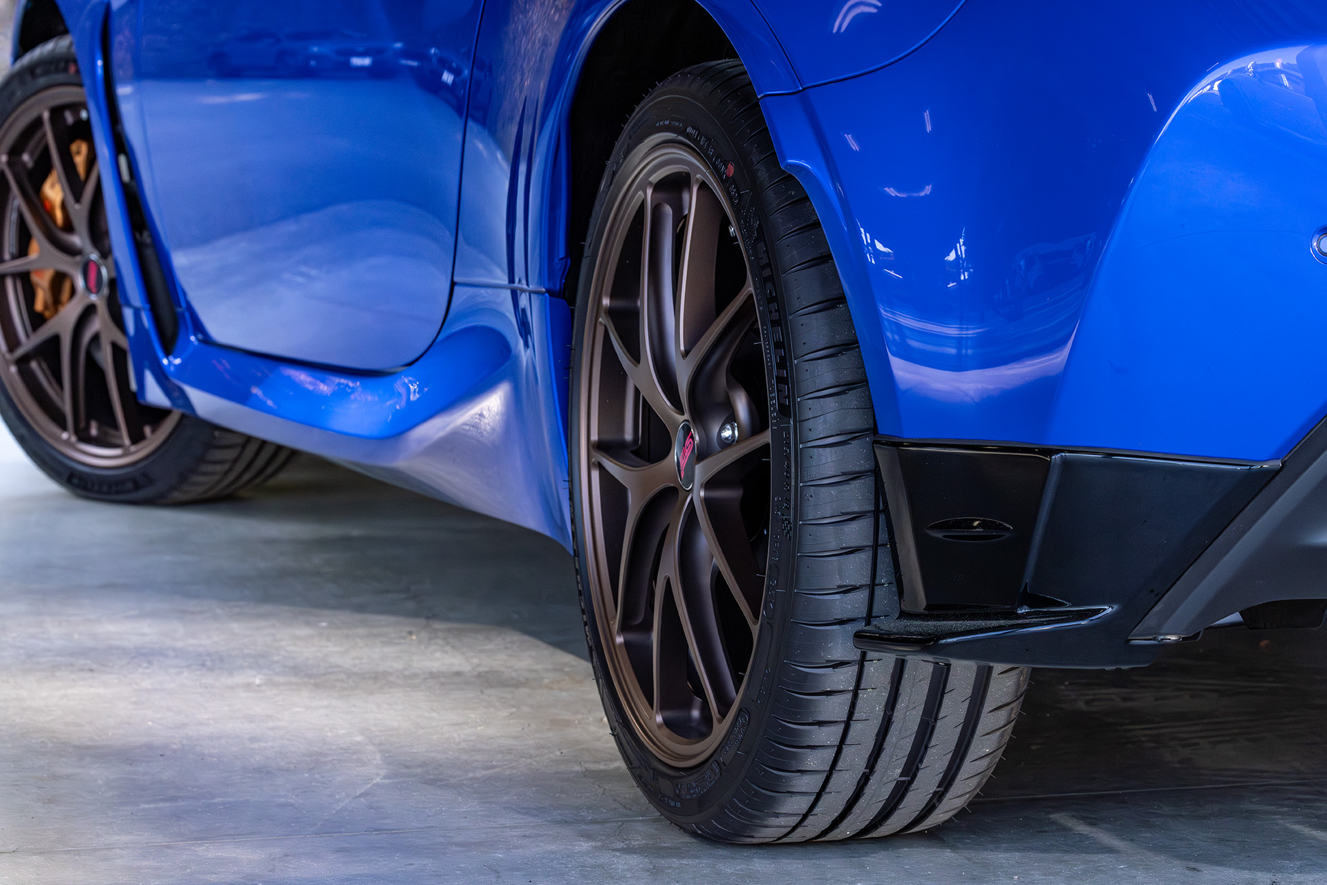 STIフロントアンダースポイラー（左写真）、STIリアサイドアンダースポイラー（右写真）といったエアロパーツを標準装着