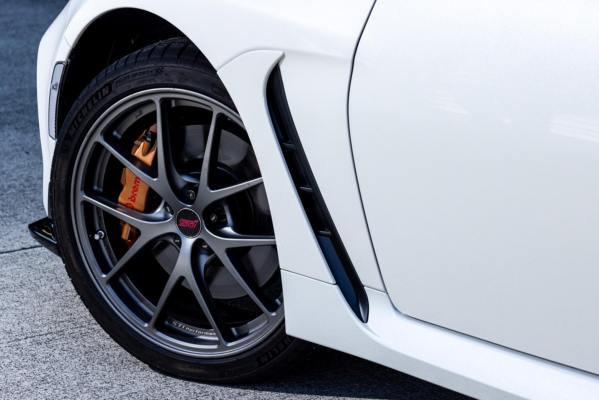 STI製BBS18インチ×7.5Jアルミホイールは、TYPE RA（左写真）がマットグレイ、TYPE RA with Rear Spoiler（右写真）がマットブロンズのカラー。ブレーキはゴールドキャリパーのbrembo製フロント（17インチ対向4ピストン）＆リア（17インチ対向2ピストン）ベンチレーテッドディスクブレーキ
