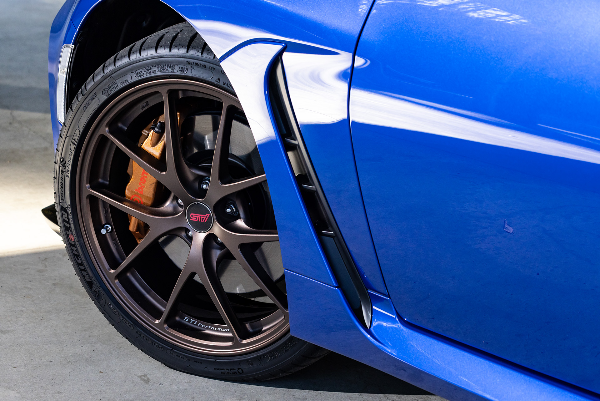 STI製BBS18インチ×7.5Jアルミホイールは、TYPE RA（左写真）がマットグレイ、TYPE RA with Rear Spoiler（右写真）がマットブロンズのカラー。ブレーキはゴールドキャリパーのbrembo製フロント（17インチ対向4ピストン）＆リア（17インチ対向2ピストン）ベンチレーテッドディスクブレーキ