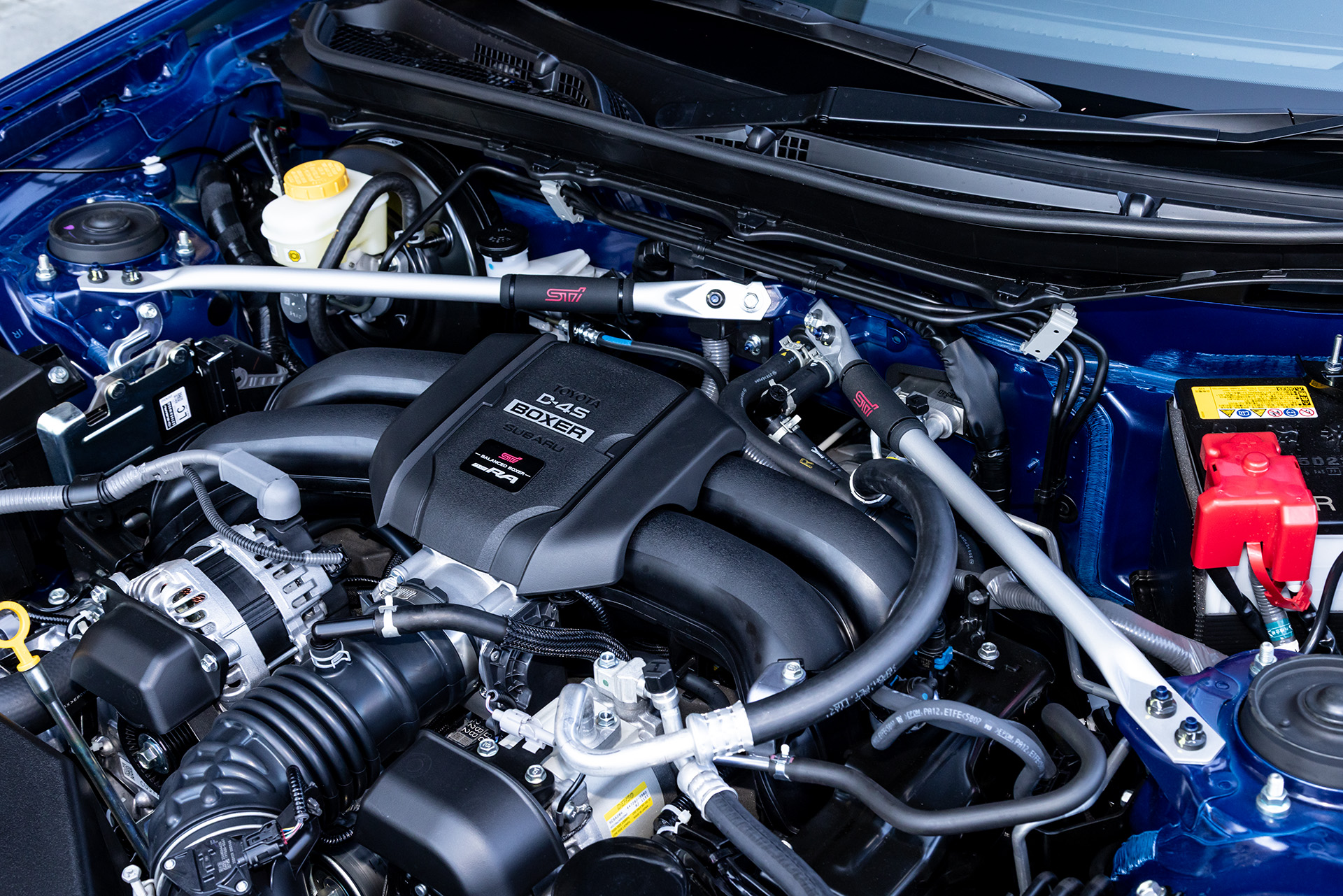 STI製フレキシブルVバー（STIロゴ入り）。リアにはSTI製フレキシブルドロースティフナーリア（STIロゴ入り）を装着している