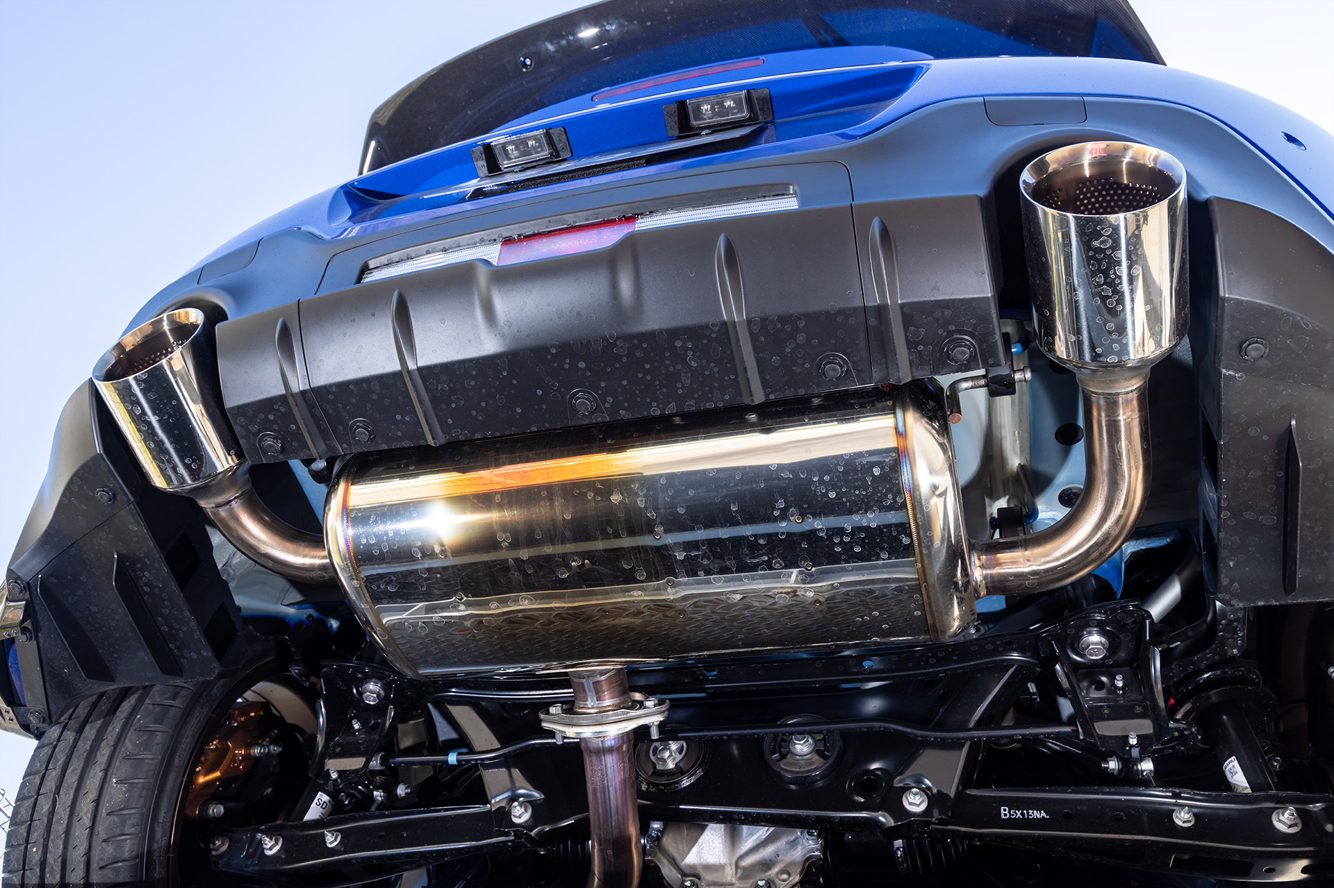 STI製パフォーマンスマフラー（STIロゴ入り）