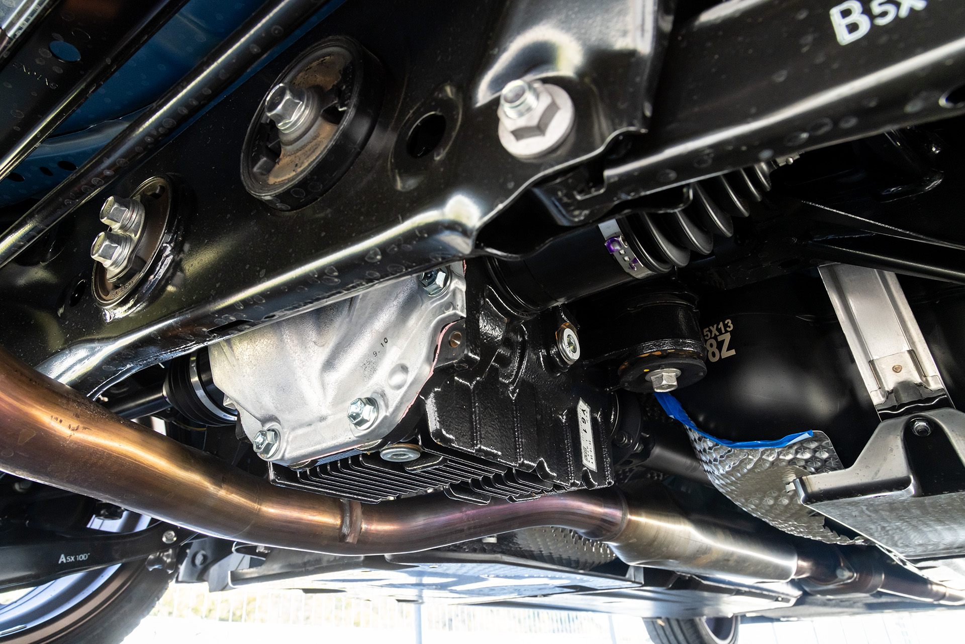 スーパー耐久参戦車両「Team SDA Engineering BRZ CNF Concept」や、BRZのワンメイクレース参戦用グレード「Cup Car Basic」にも採用されている冷却フィン付きリアデファレンシャルケース（キャリア）。過酷な走行条件下でもデファレンシャルオイルの油温上昇を抑え、トラクション性能の低下を最小限に抑制する