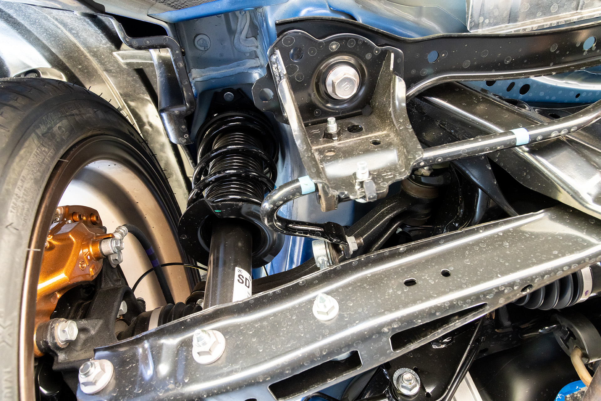 スーパー耐久シリーズで培った知見を活かした専用ZF製ダンパーを装着。スプリングはベース車と同じものを採用している