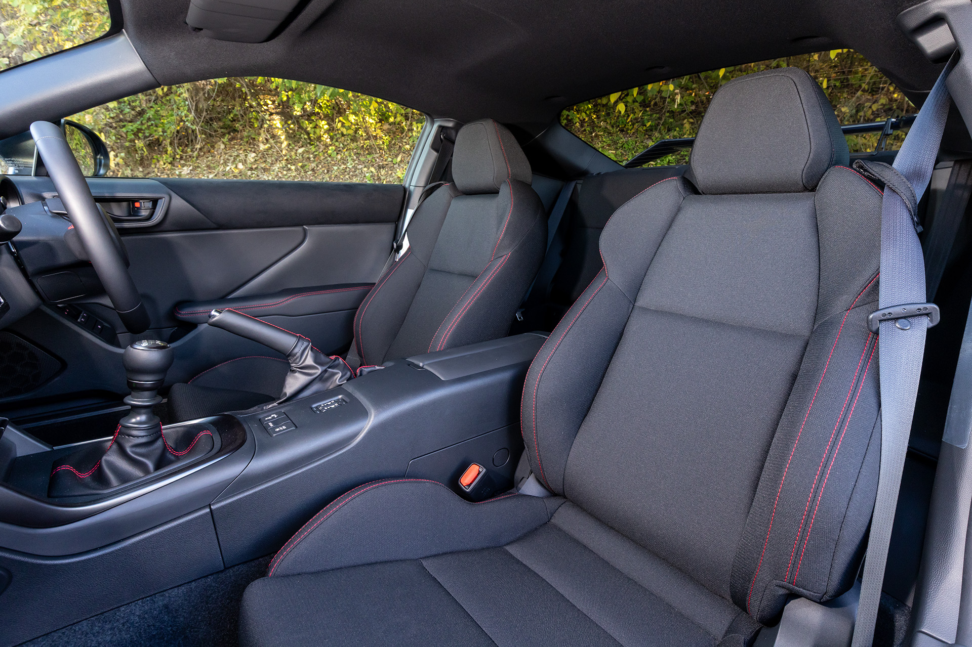 シートはレッドステッチ入りのファブリック表皮