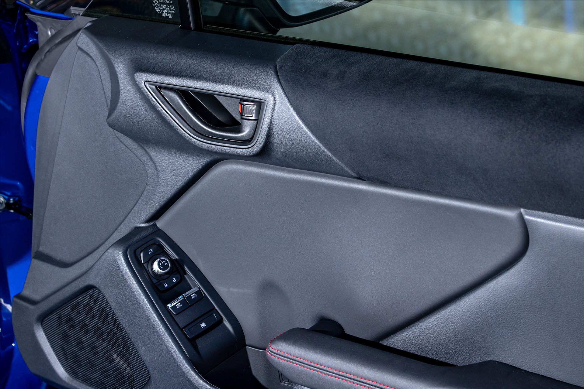 インナードアハンドルをブラックにし、車内の色を統一することでドライビングに集中できるようにした