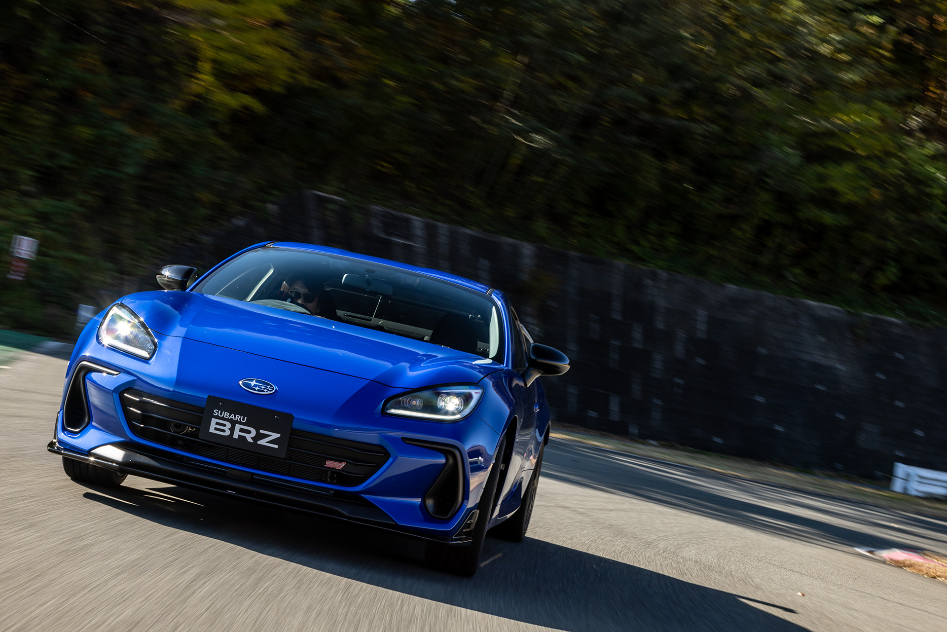 フラットシフトのおかげで気持ちよく走れる