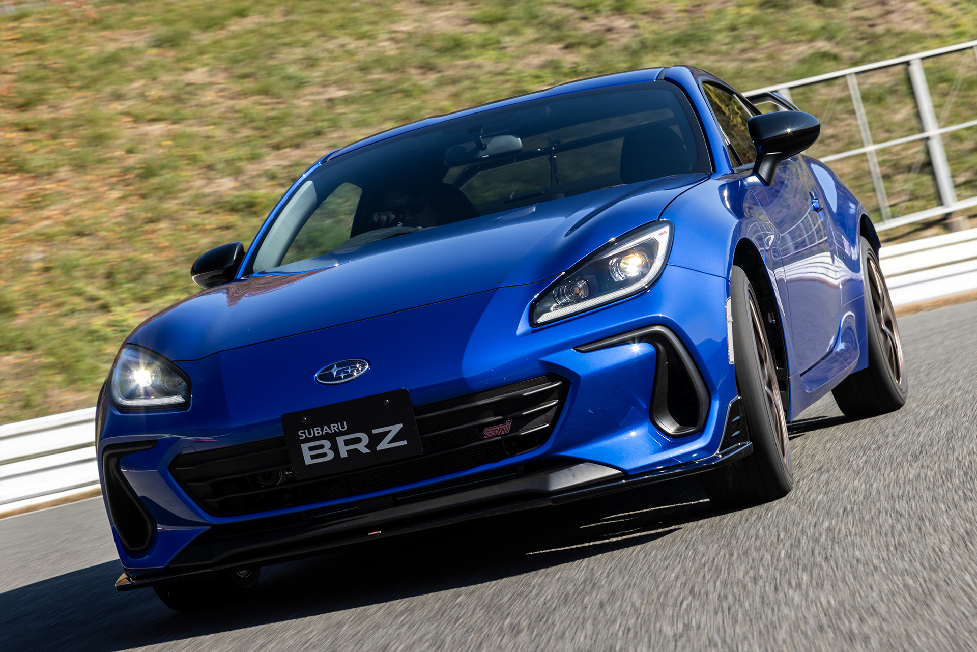 レブシンクはヒール＆トゥの苦手なドライバーの助けになり、ヒール＆トゥをするドライバーのじゃまはしない