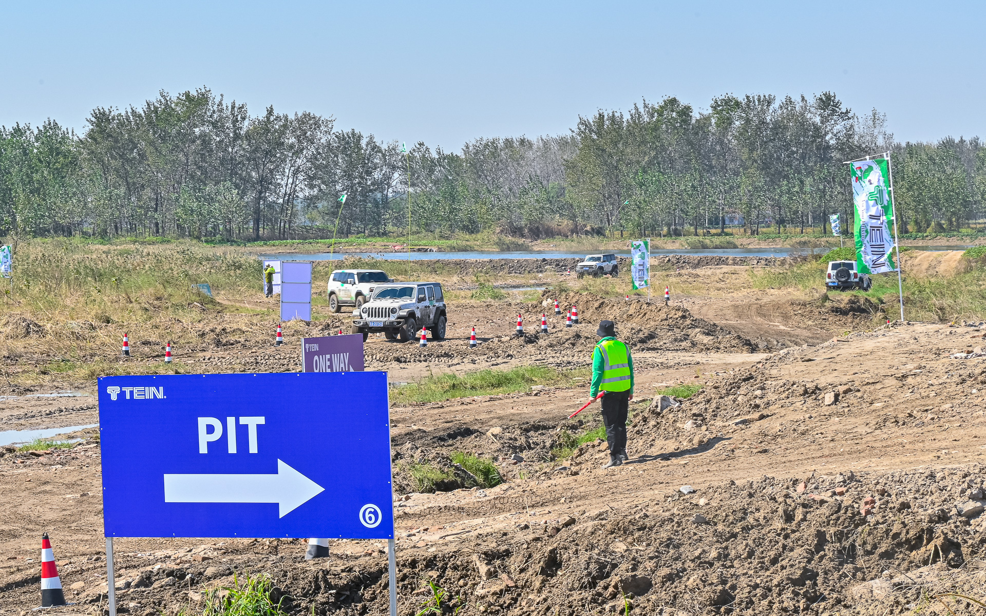 試乗会場は中国の特設コース。沼の水を抜いて作ったもので、バラエティに富んだコース設定