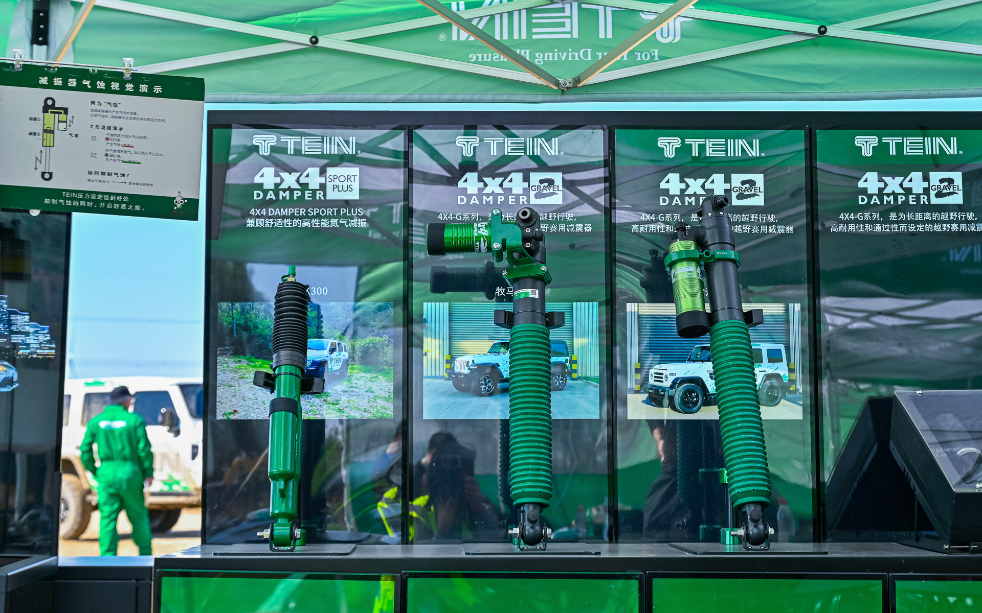 「4×4 DAMPER GRAVEL 2」は前後ともに別タンクを備える単筒式のラダーフレーム車用の車高調整式サスペンション。ピストンはφ56mm、ピストンロッドはφ22mmで、減衰力は伸びと縮みを独立して調整できる