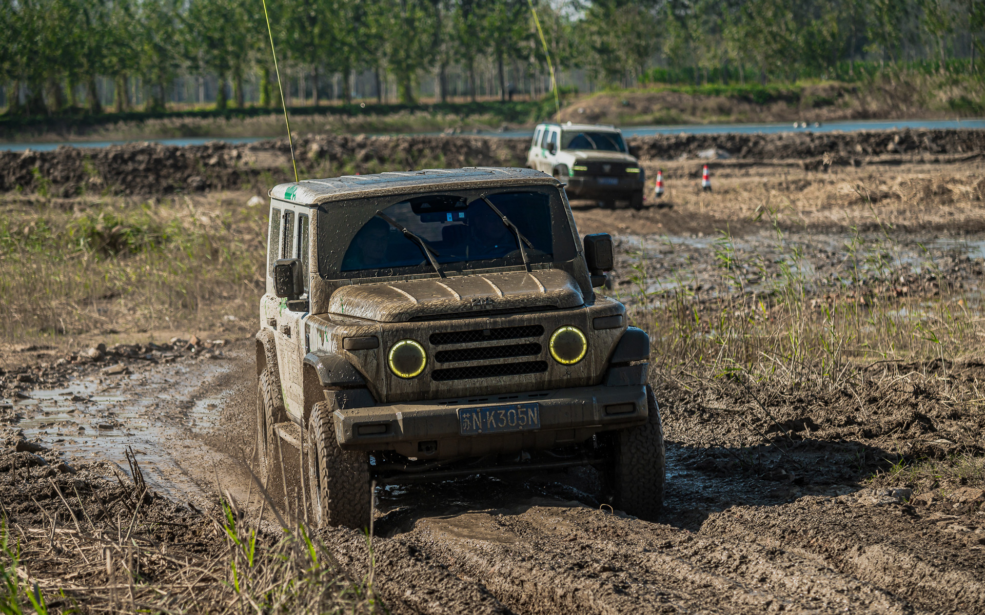 「4×4 DAMPER GRAVEL 2」をセットした北京212もみごとな走りを見せてくれた