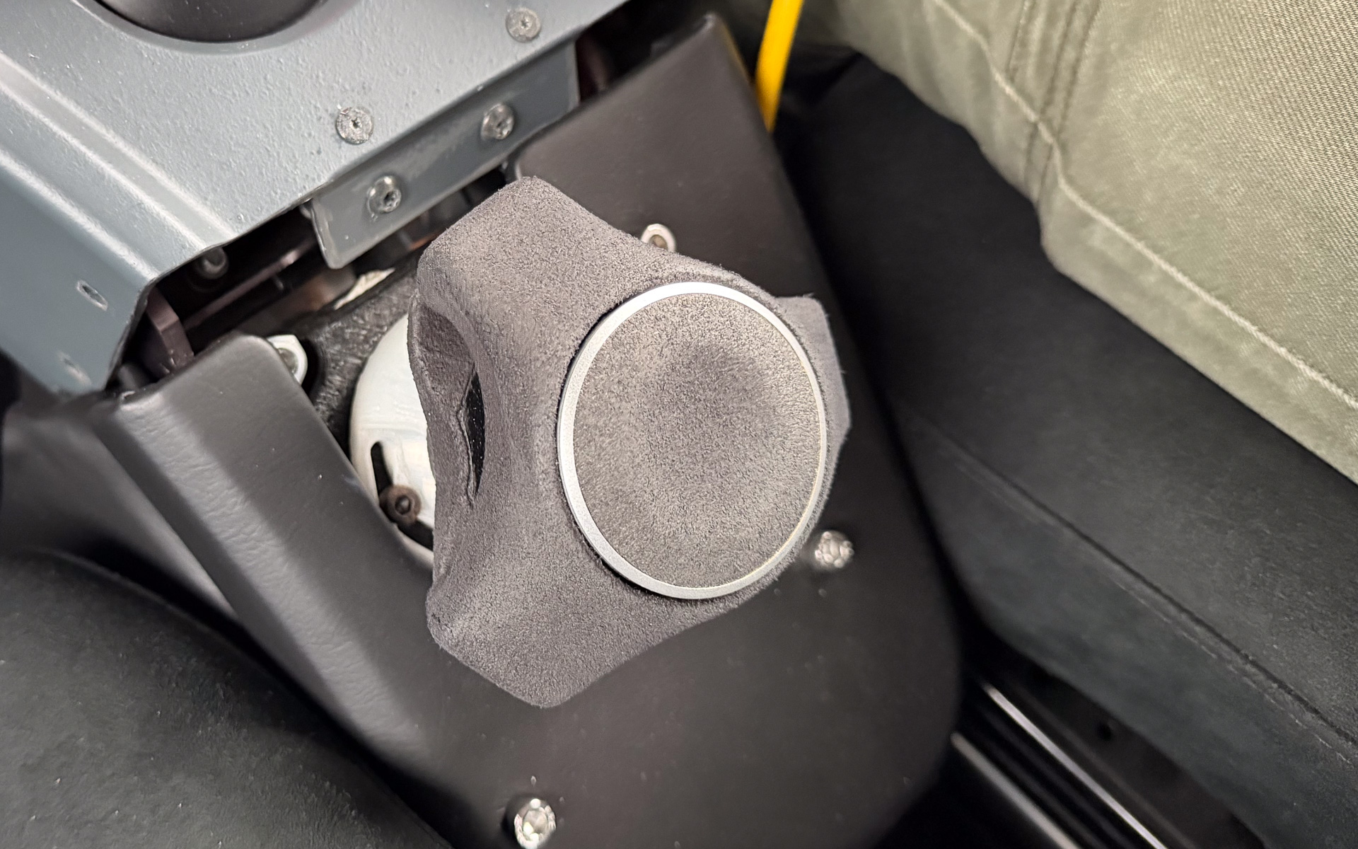 アステモが開発した新操作デバイス。三角形を基本とした形状をしており、手のひらで包み込むようにホールドする。使い勝手はよい