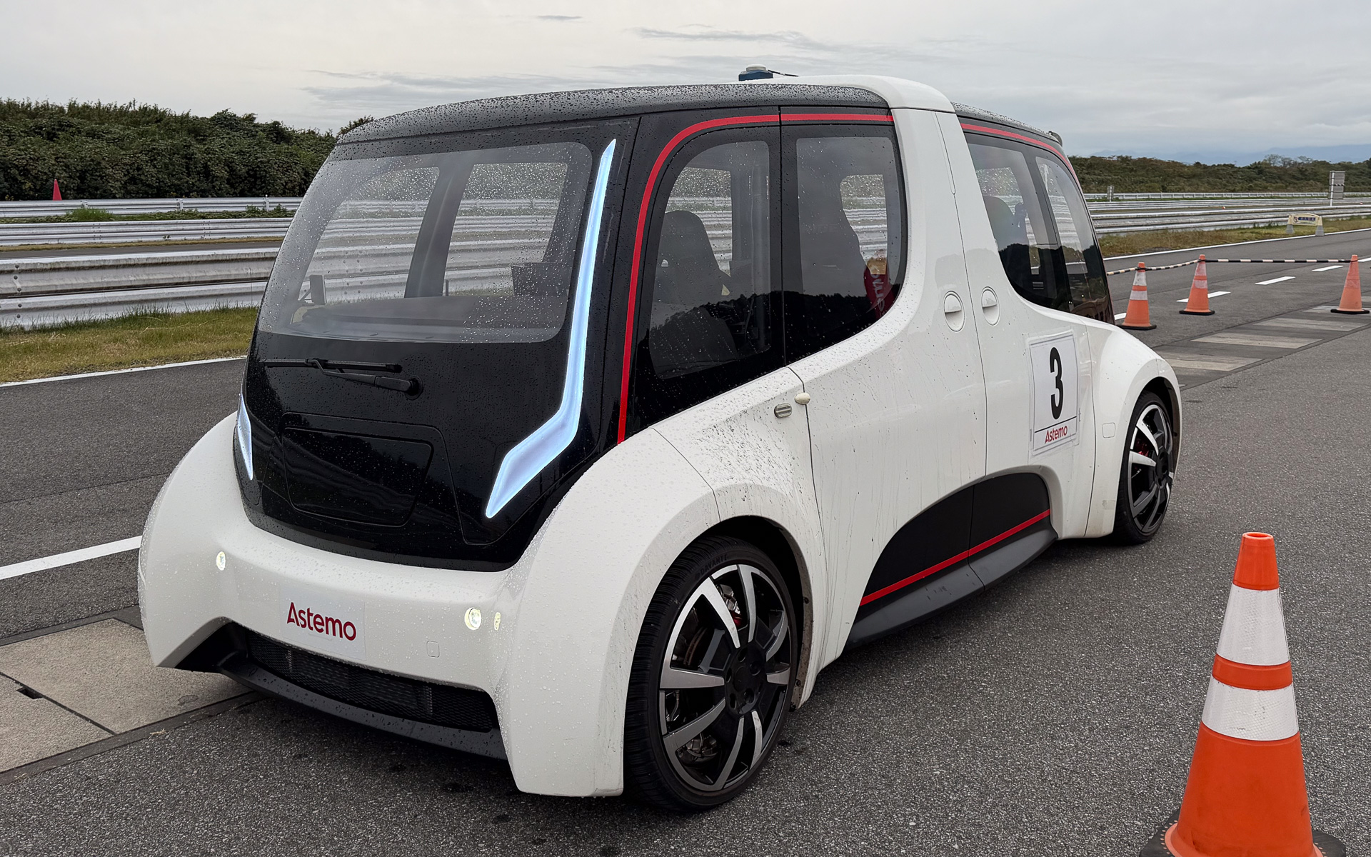 インホイールモーターを4輪すべてに装備したアステモの開発車両