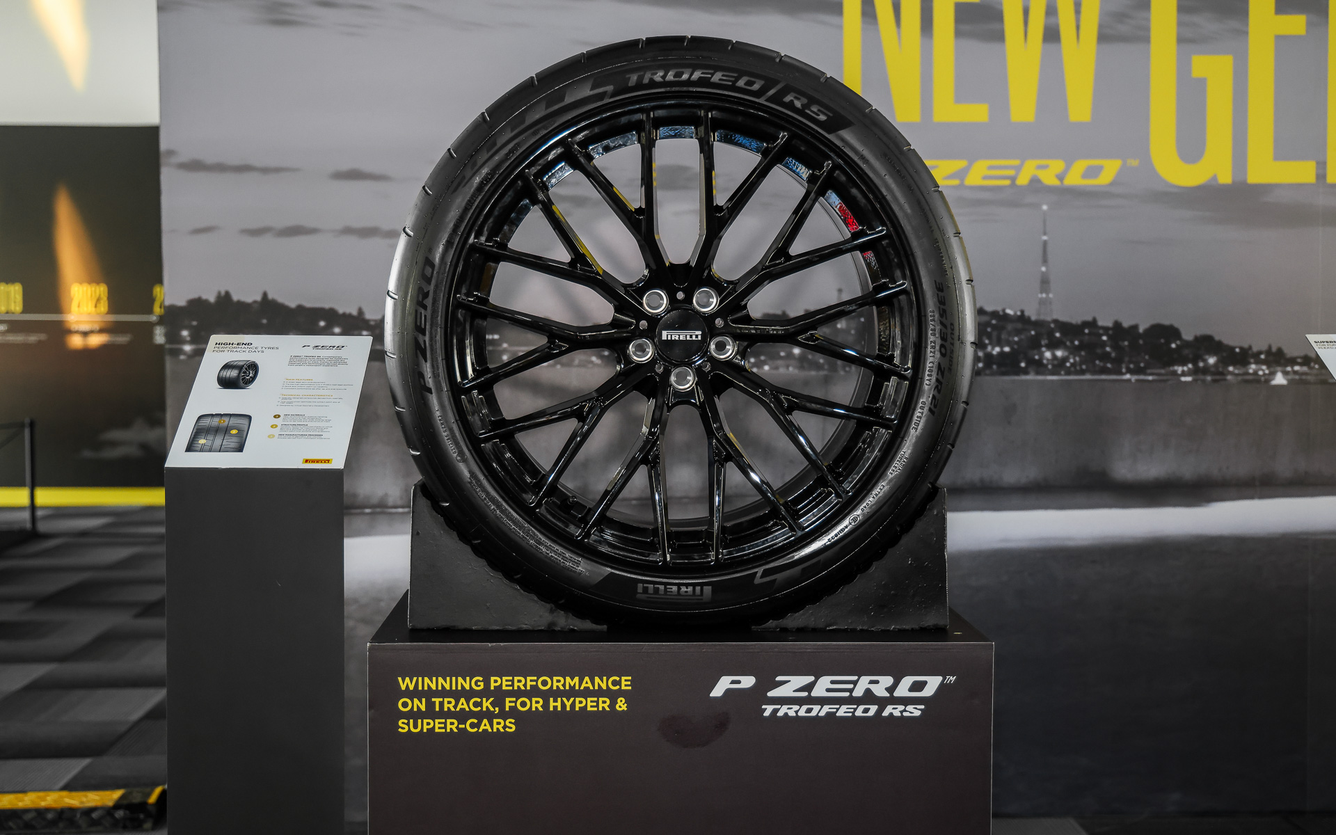 「P ZERO トロフェオ RS」