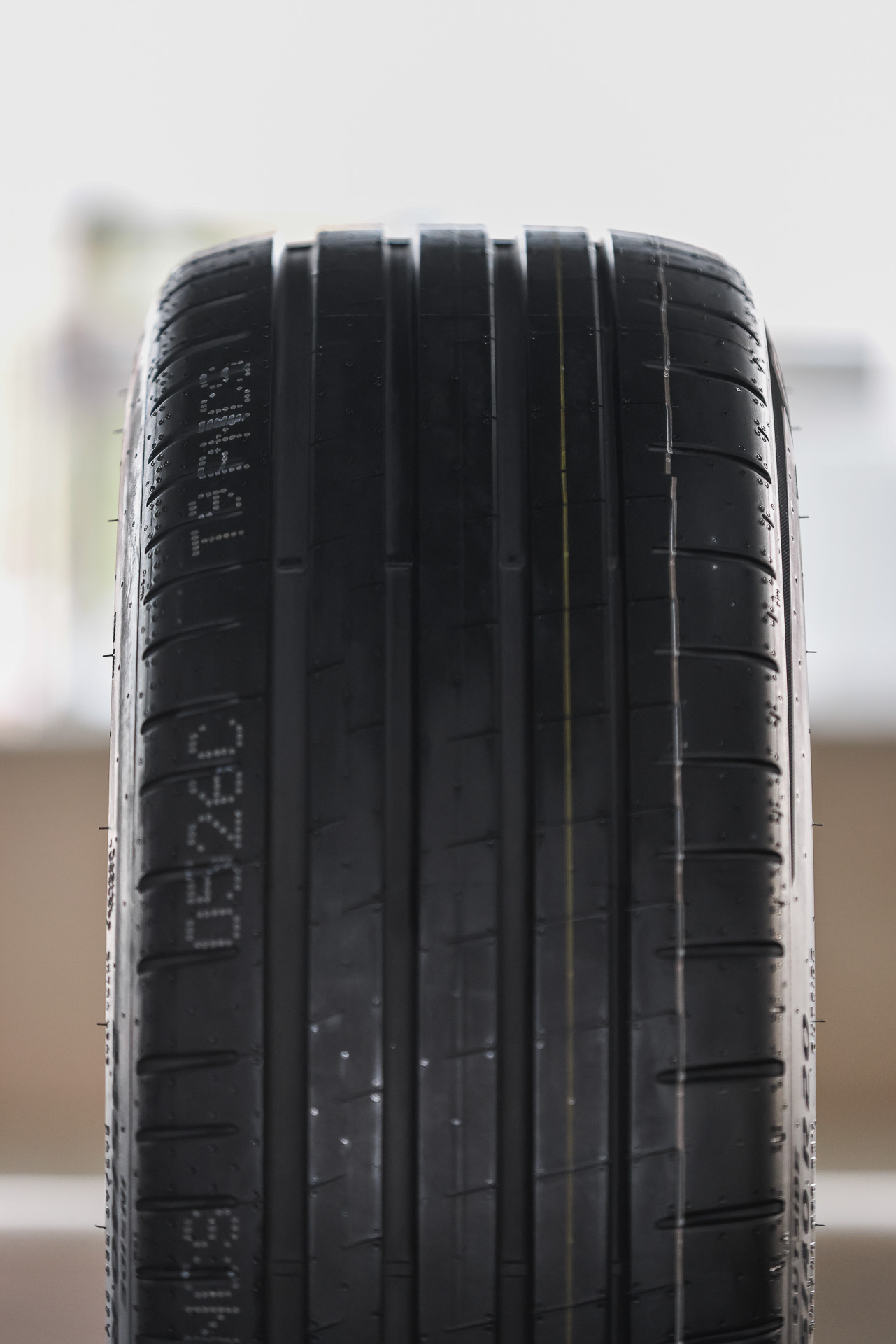 第5世代となる最新「P ZERO」の一部サイズは欧州ウェットグリップラベルで「A」を取得。開発戦略としてはタイヤ構造とトレッドデザインに重点を置き、コーナリンググリップを強化するために溝と接地面に改良を施して最適化を実施。接地面のバランスが改善されたことでブレーキ性能と摩耗率が向上し、タイヤのライフサイクル全体を通じて一貫した性能が確保されるという。また、新しいP ZEROのサイドウォールにはコントラストの効いたマーキングを施した新しいグラフィックが施されている