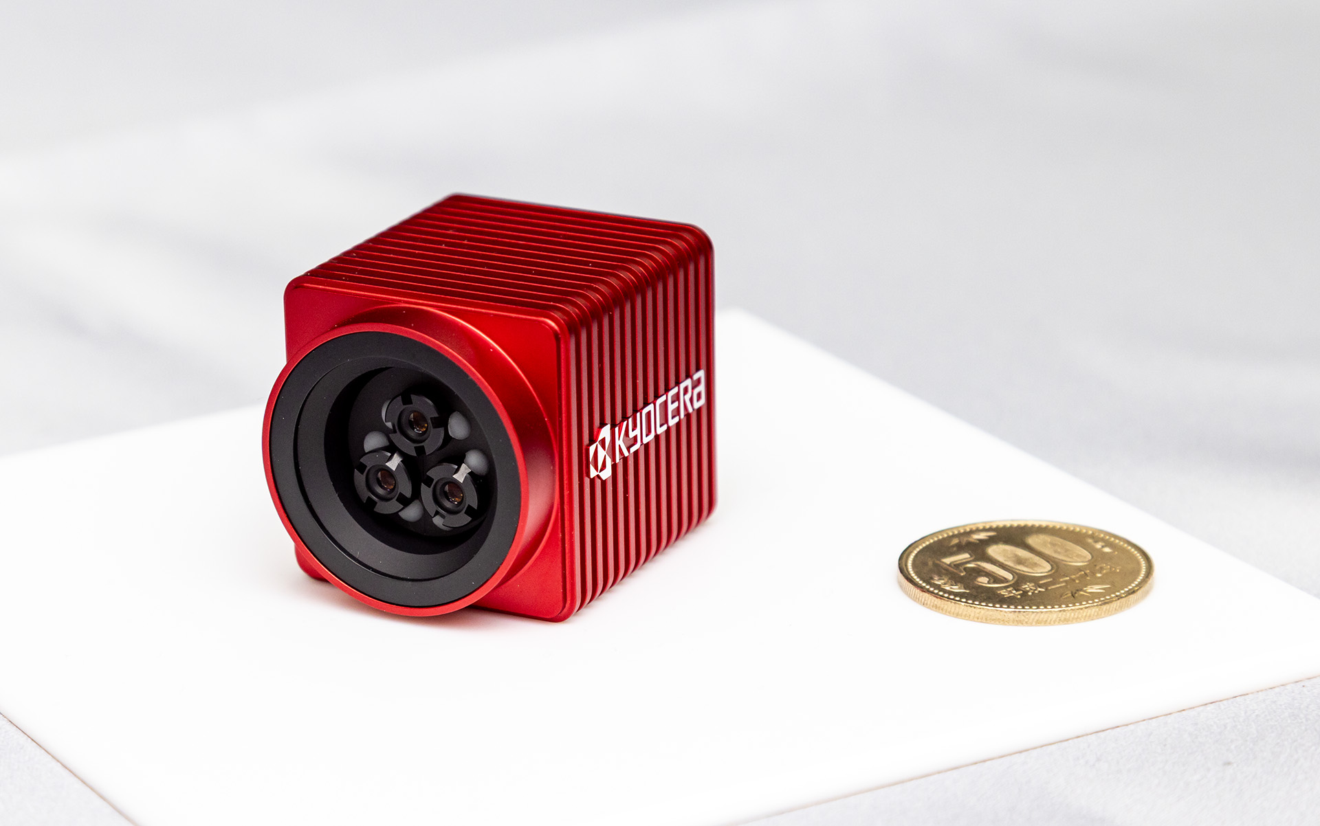 本体外観。従来の2眼モデルと同等のサイズの筐体に3つのレンズを搭載する