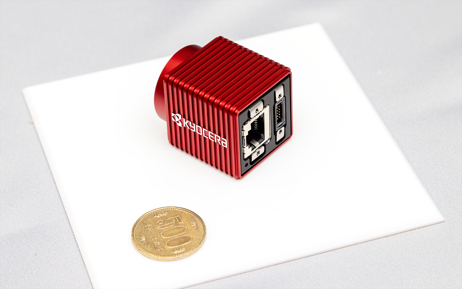 本体外観。従来の2眼モデルと同等のサイズの筐体に3つのレンズを搭載する