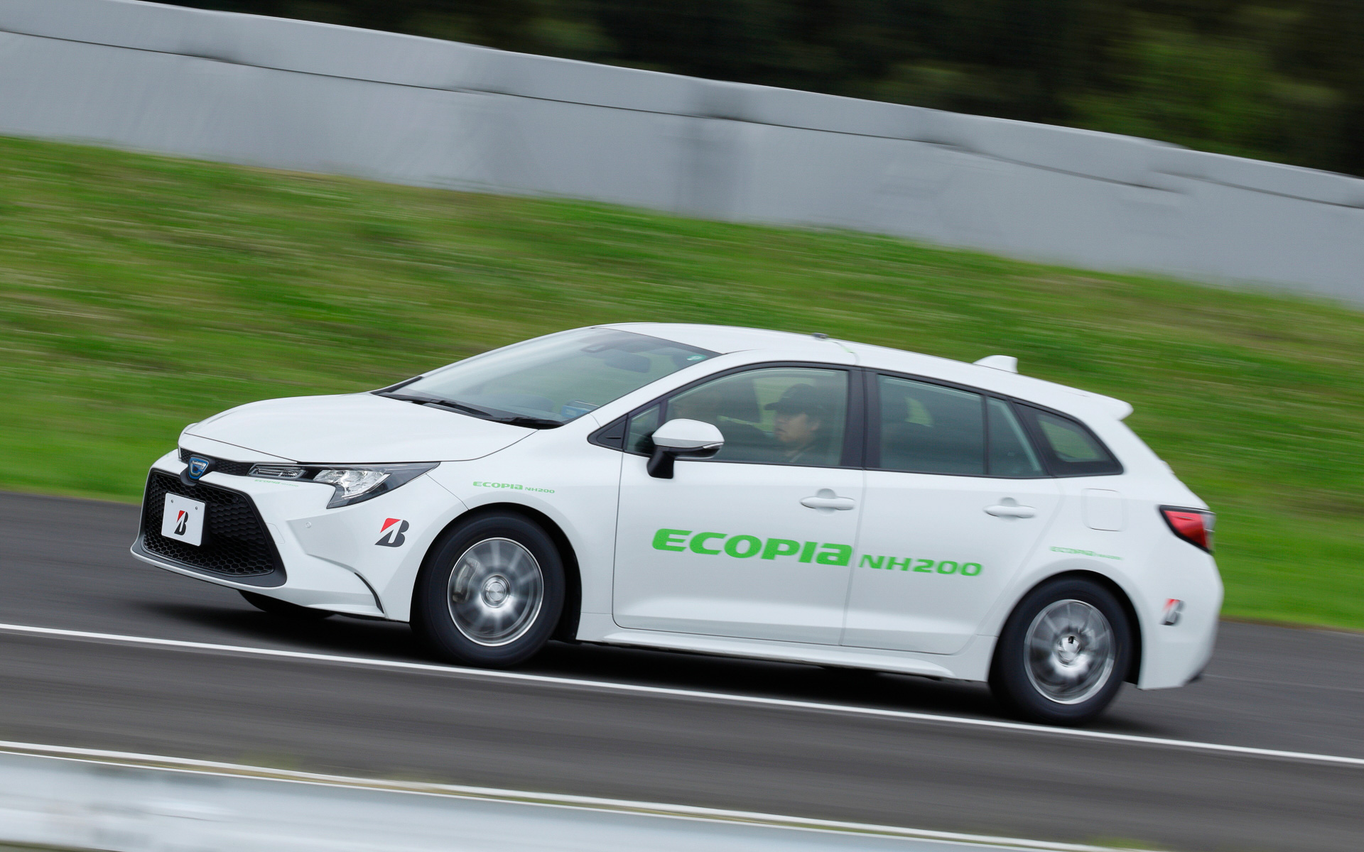 左側のタイヤがラインから外れないように走ること、定められた速度に合わせて走らせなければならないため、アクセルコントロールは超シビア