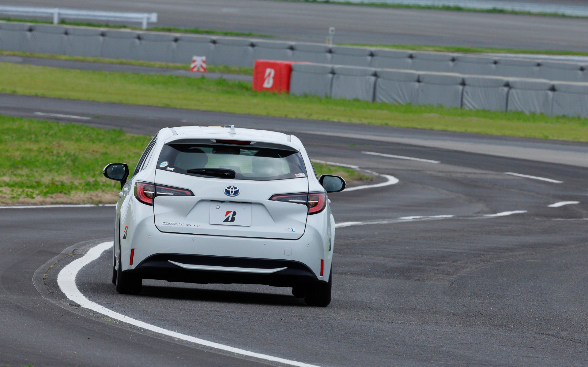 左側のタイヤがラインから外れないように走ること、定められた速度に合わせて走らせなければならないため、アクセルコントロールは超シビア