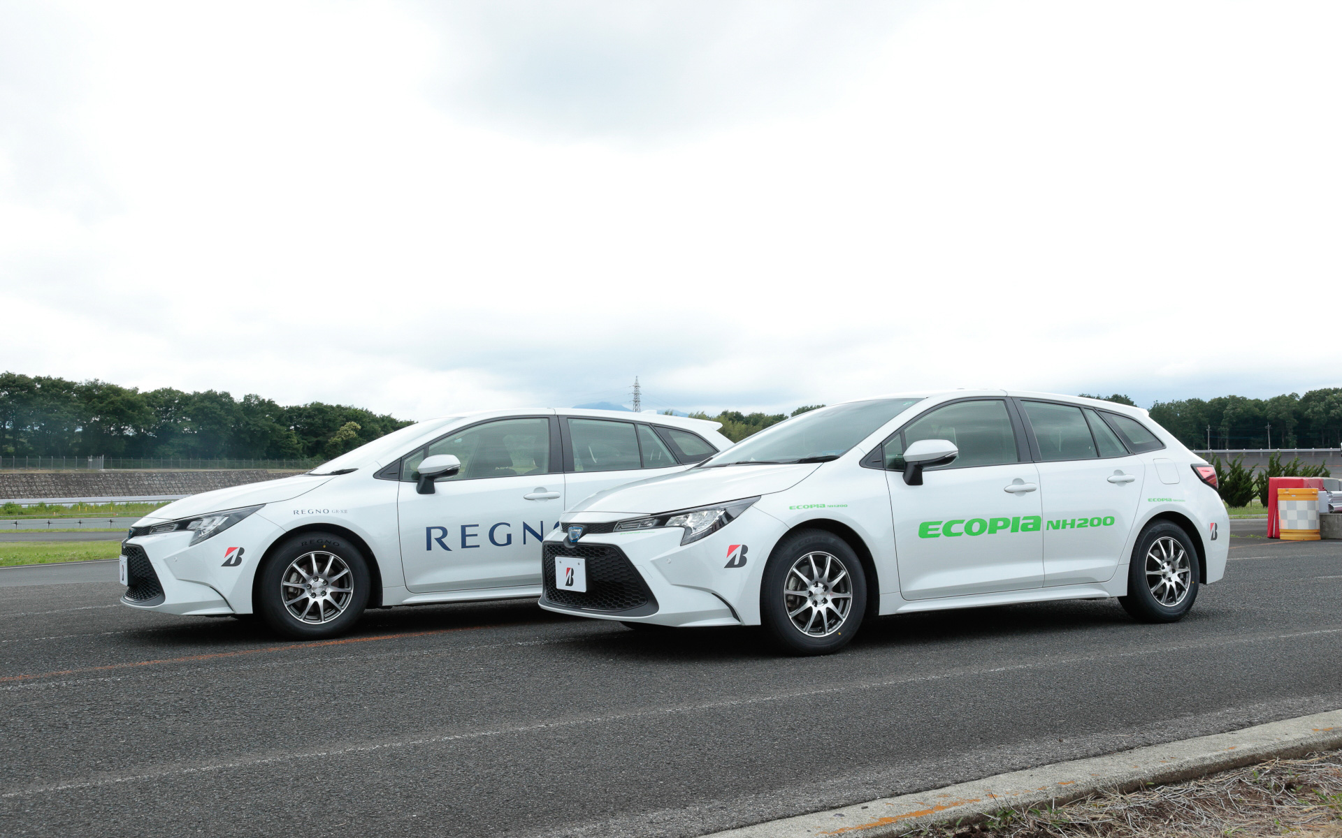 ワインディングコースでは「REGNO GR-XIII」と「エコピア NH200」を履かせたカローラツーリングで走行。走行中は「ミラーを見る」「スムーズなステアリング、ブレーキ操作」「キープレフト」「速度はMAX70km/h（コーナーは場所によって50km/h～30km/h以下）」「アップダウンにうまく合わせて速度を調整する」といった条件が課せられた