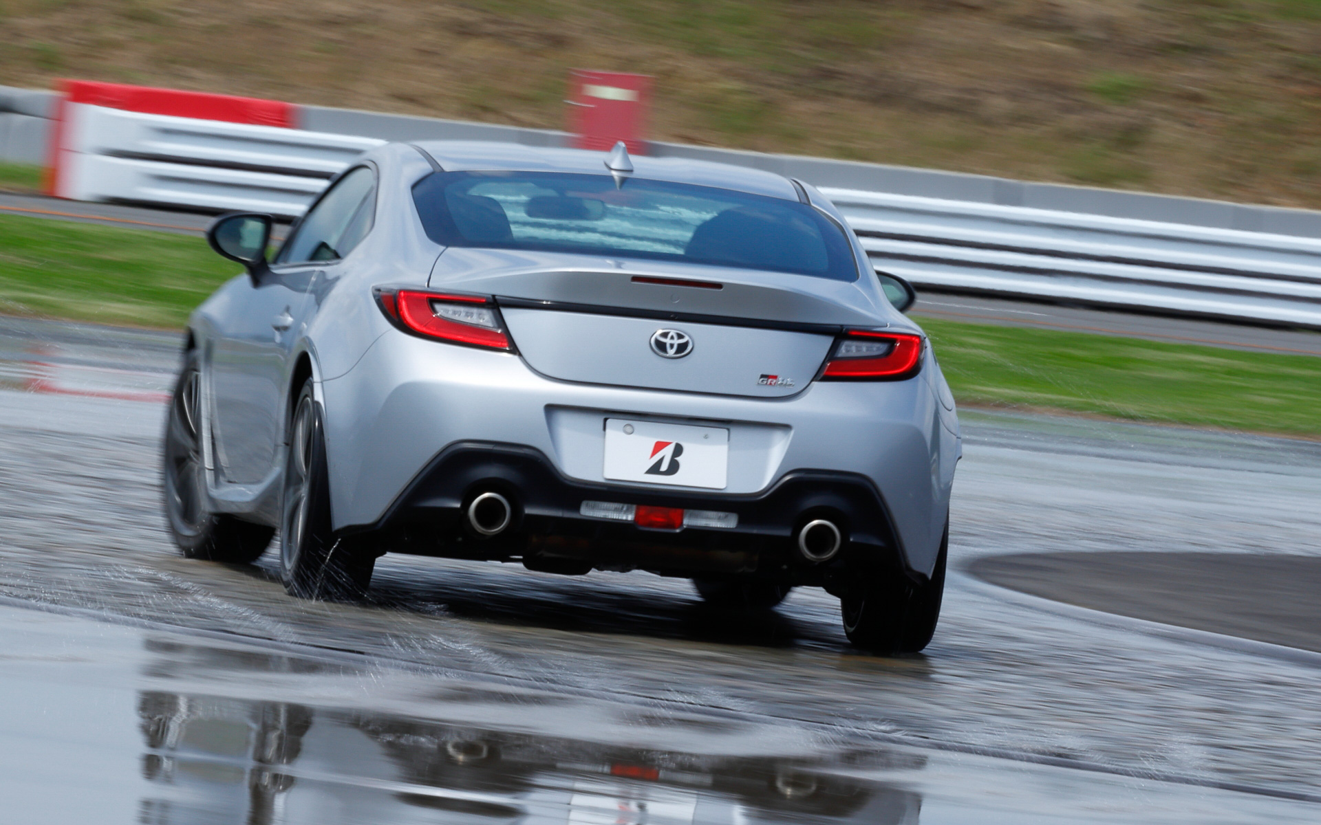 ウエット円旋回路では86を使用。ラップを速く揃えようとするとなかなかに難しい