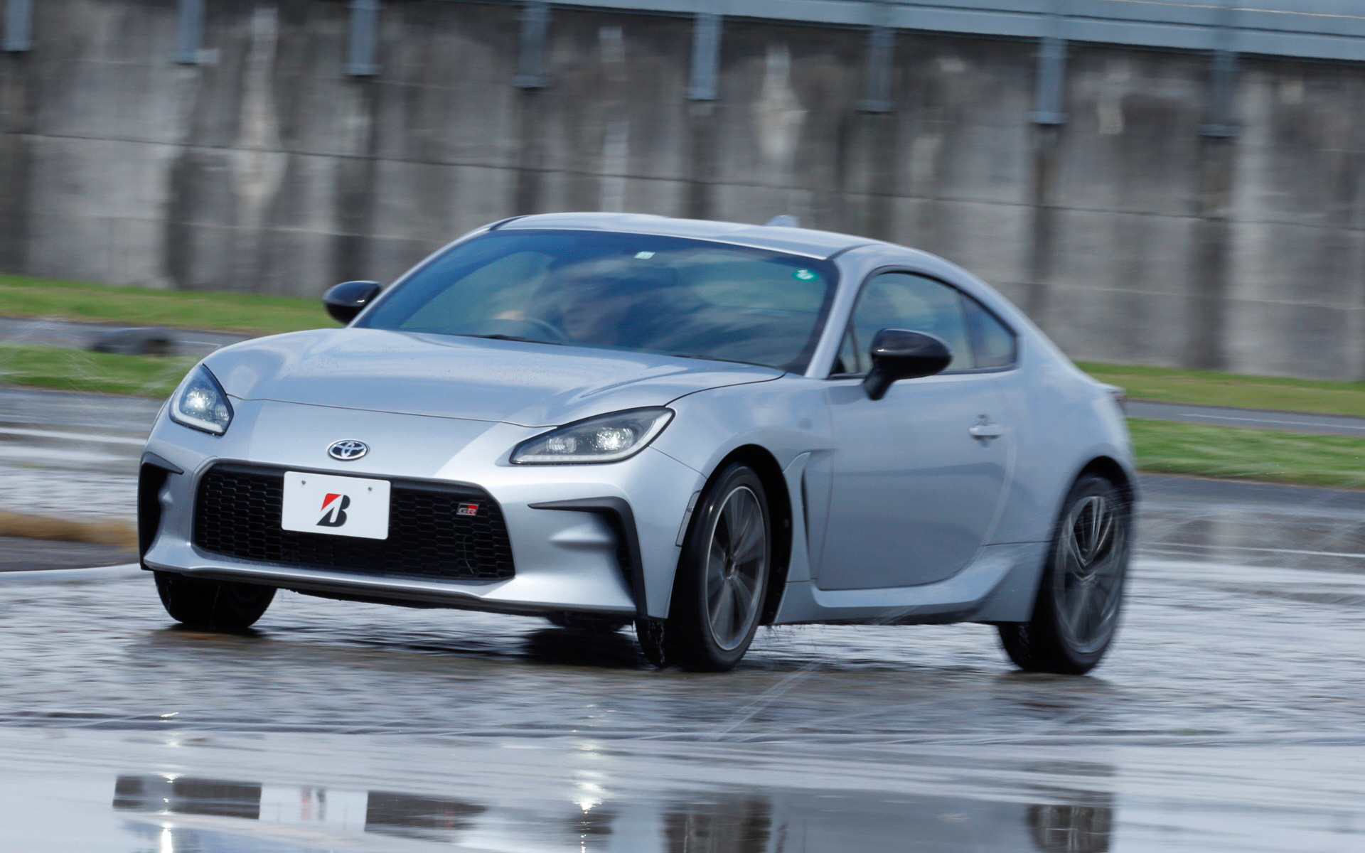 ブリヂストンのテストドライバーによる実車評価技術を体感