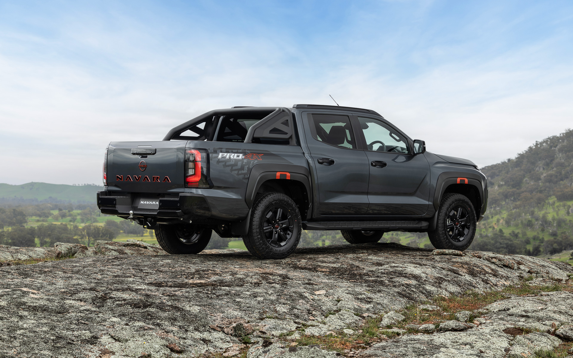 新型ピックアップトラック「ナバラ」