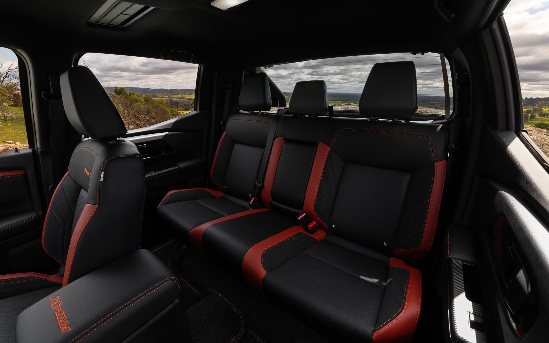 新型ピックアップトラック「ナバラ」