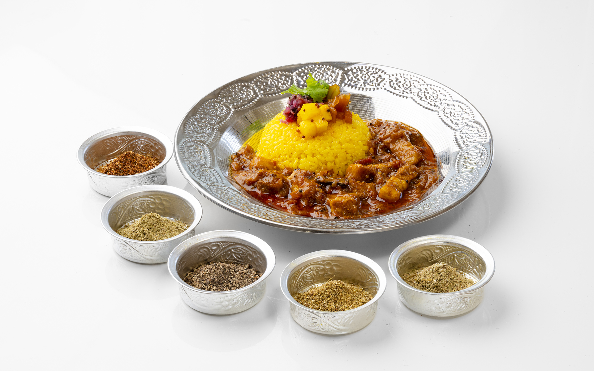 トマトベースのスパイスカレーをベースに計6通りの“走りの味変”が楽しめる