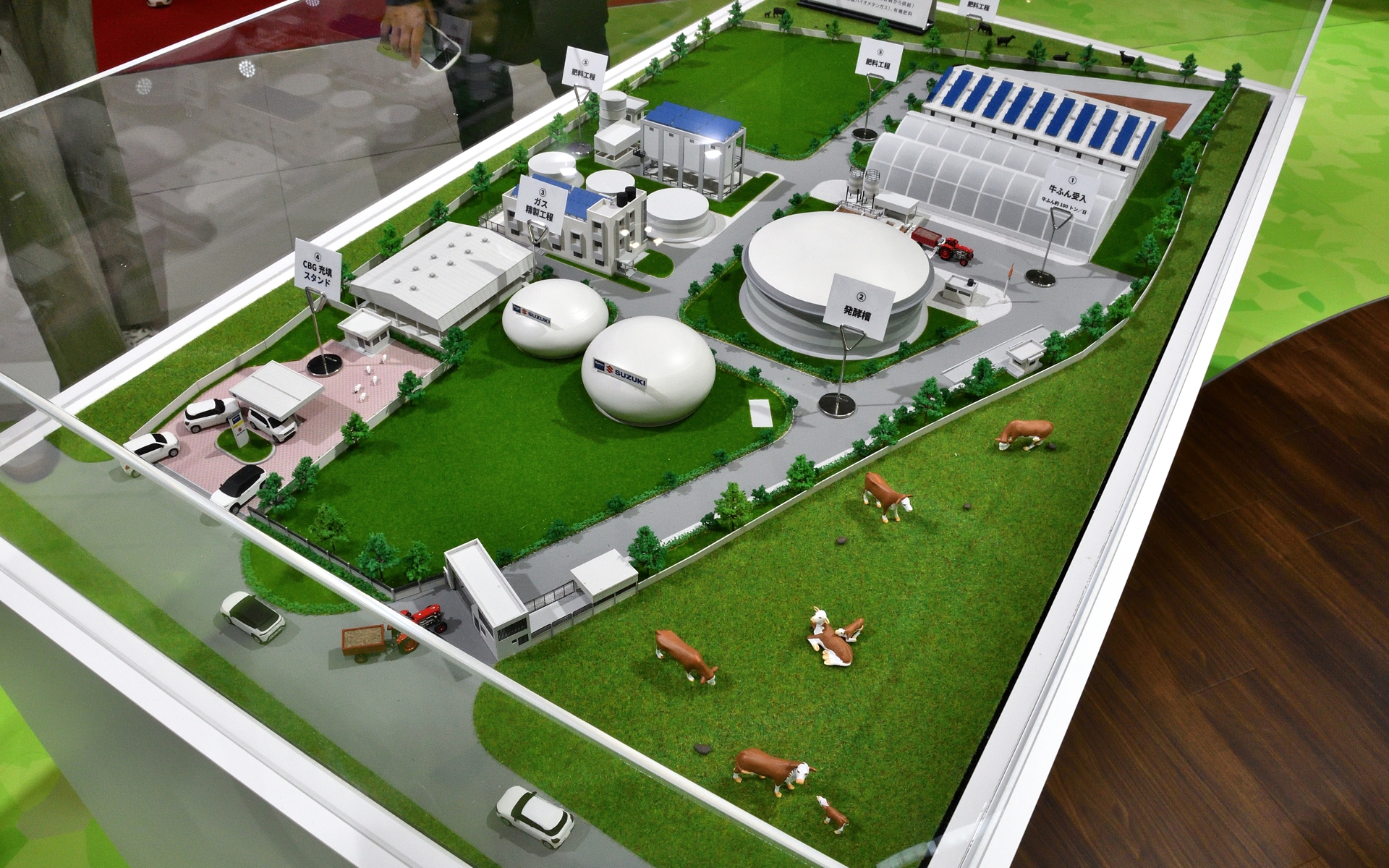 スズキがインドの酪農組合と共同で立ち上げたバイオガスプラントのミニチュア模型