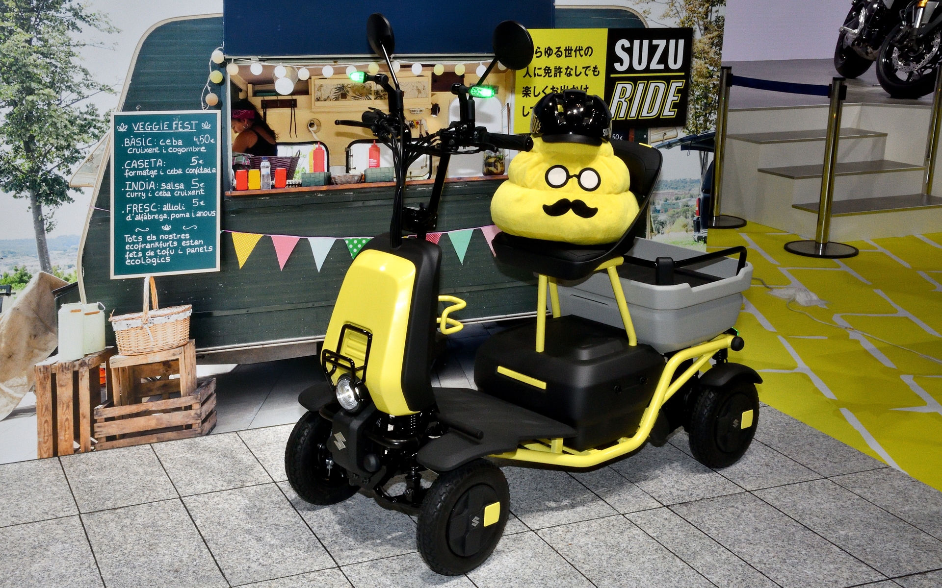 うんこ先生のかぶっているヘルメットはSUZU-RIDEオリジナルデザイン