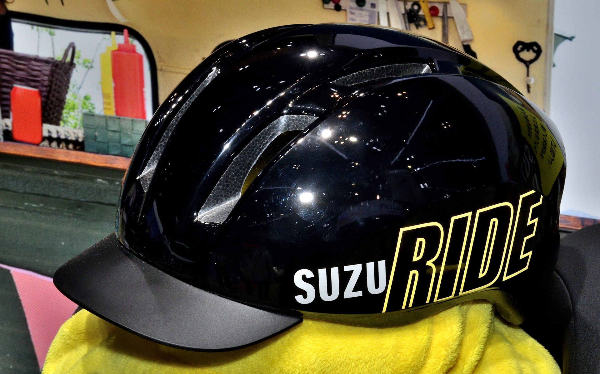 うんこ先生のかぶっているヘルメットはSUZU-RIDEオリジナルデザイン