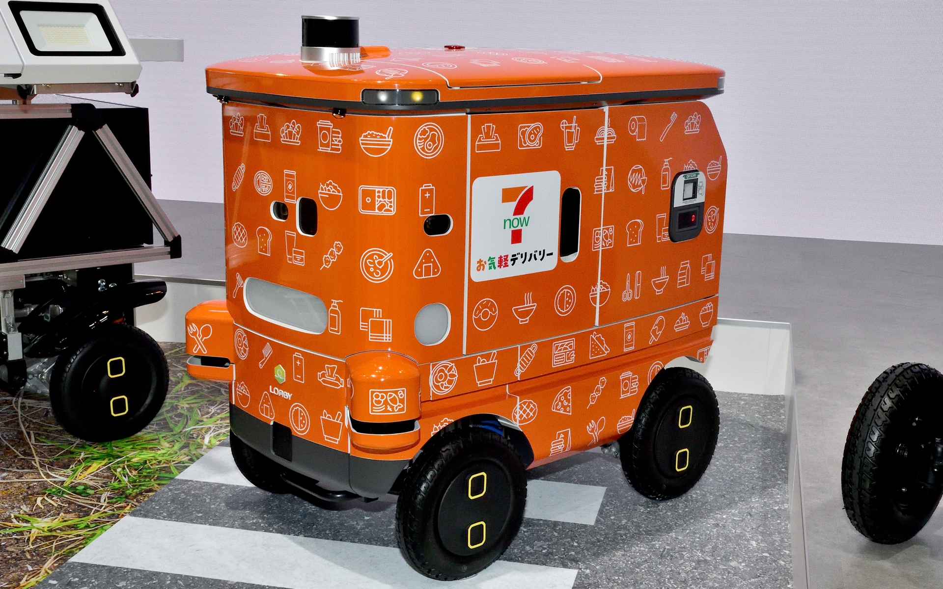 無人事業所の設備を点検するHBAの「屋外巡視点検ロボット」