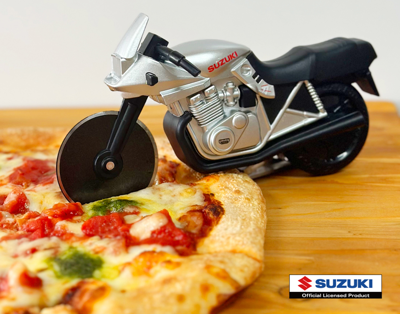 スズキのKATANA型ピザカッター「ピザカッターナ」のシルバー仕様