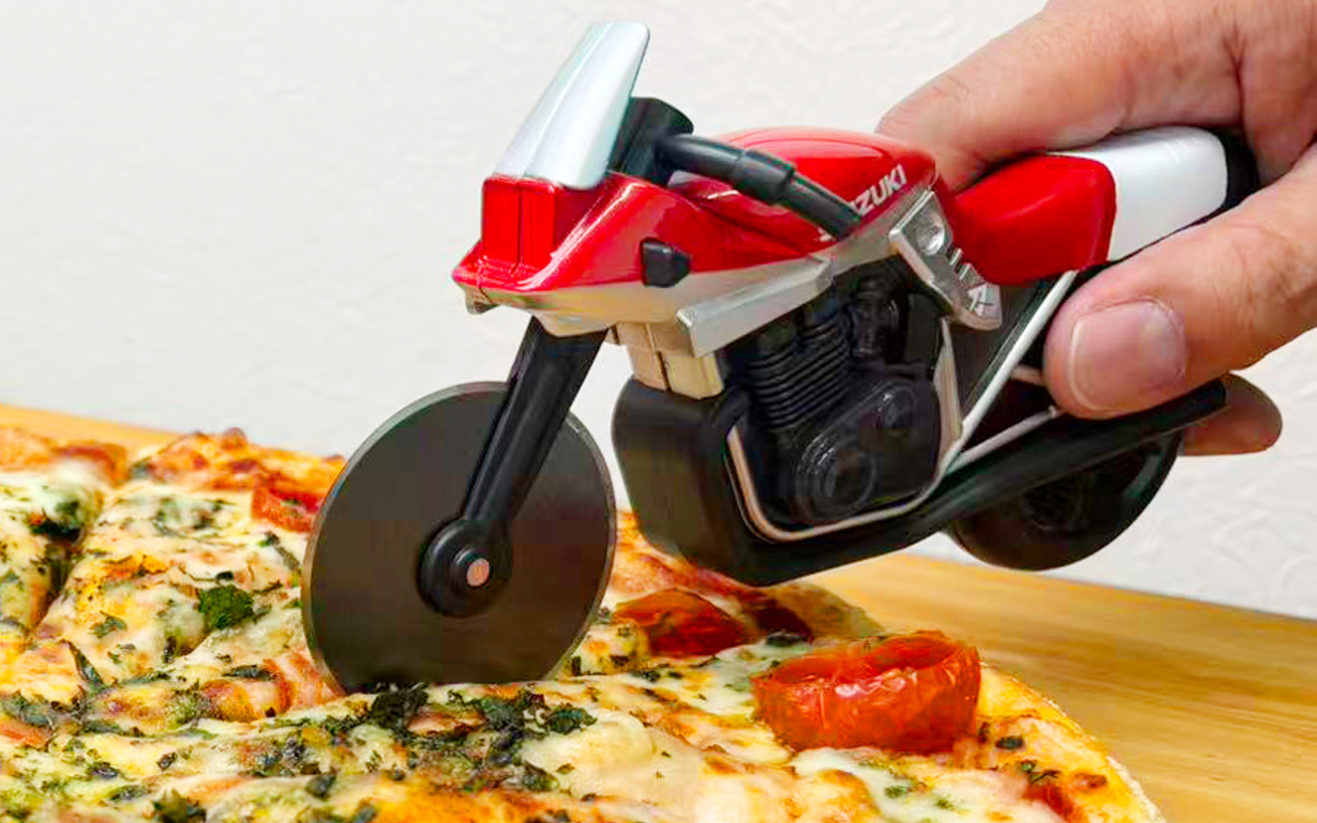 スズキのKATANA型ピザカッター「ピザカッターナ」の赤色仕様が登場