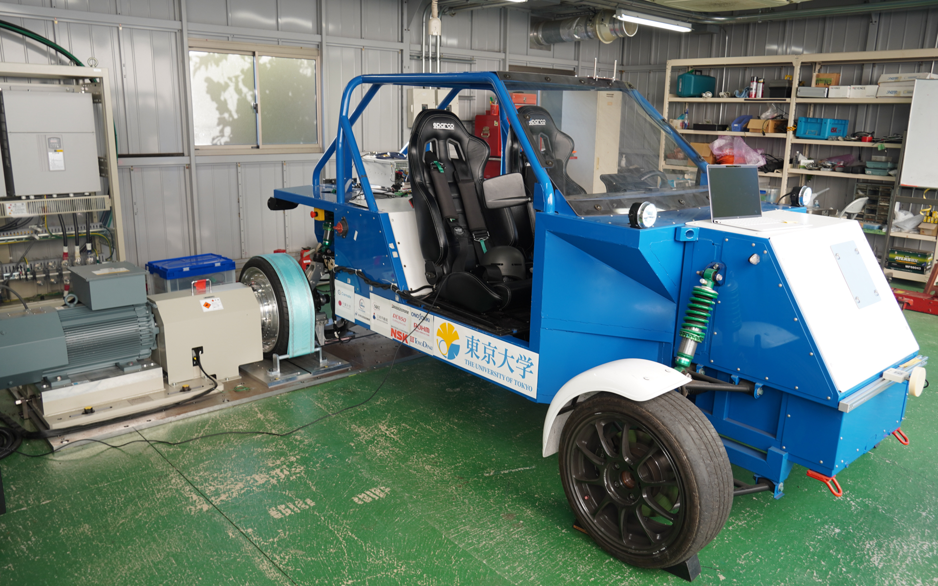 右後輪のみ台上試験装置の「RC-S」を装着した