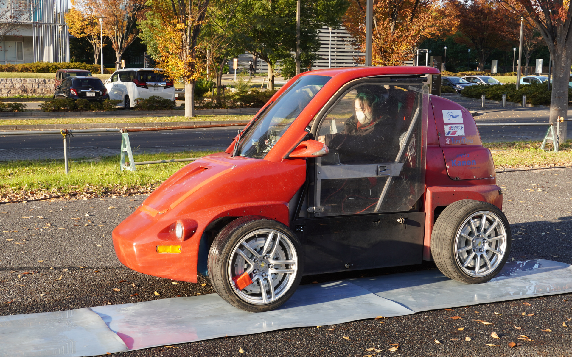 インホイールモーターによる試験車。左側に水がまかれ滑りやすくしているが、スリップなしで加速。内燃機関のトラクションコントロールやABSのような制御に比べ、グリップを最大限活かすことができるという