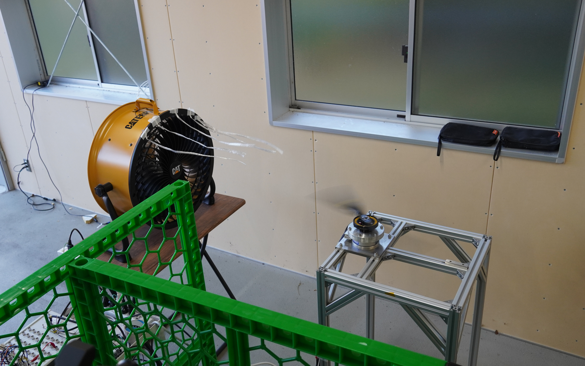 ドローンのプロペラとモーターを回し、横から風を当てる実験