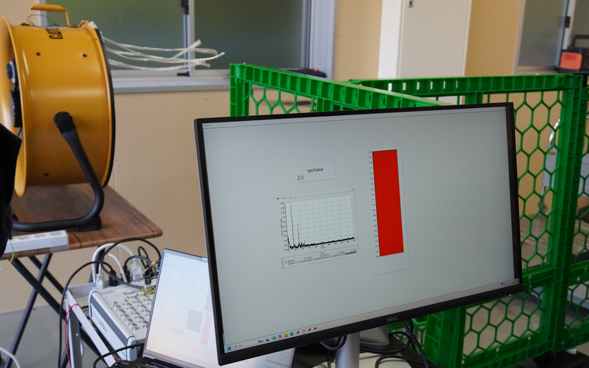 制御なしでは横風の影響を受けている