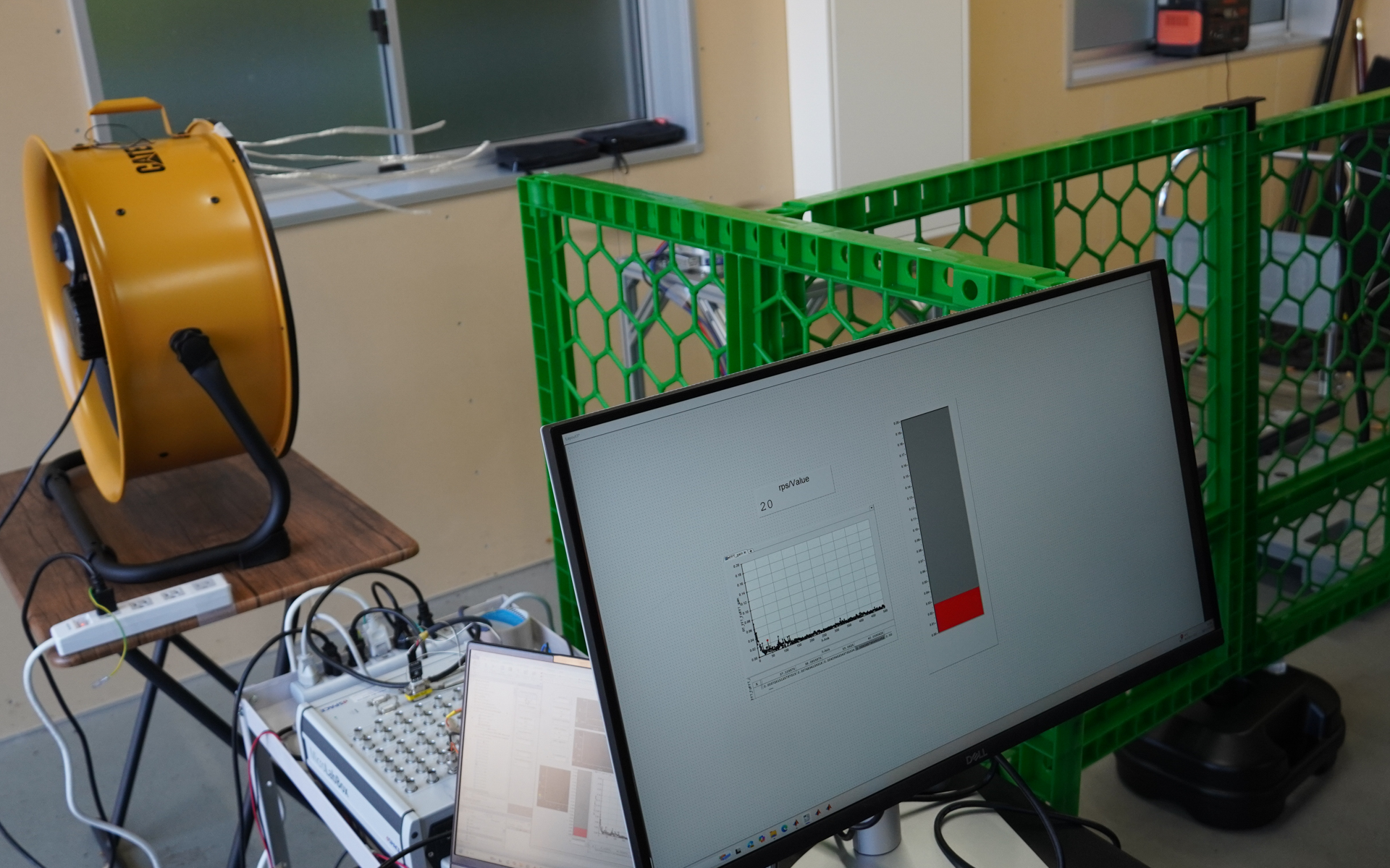 制御ありで横風に対応する回転制御をすると影響を少なくすることができる