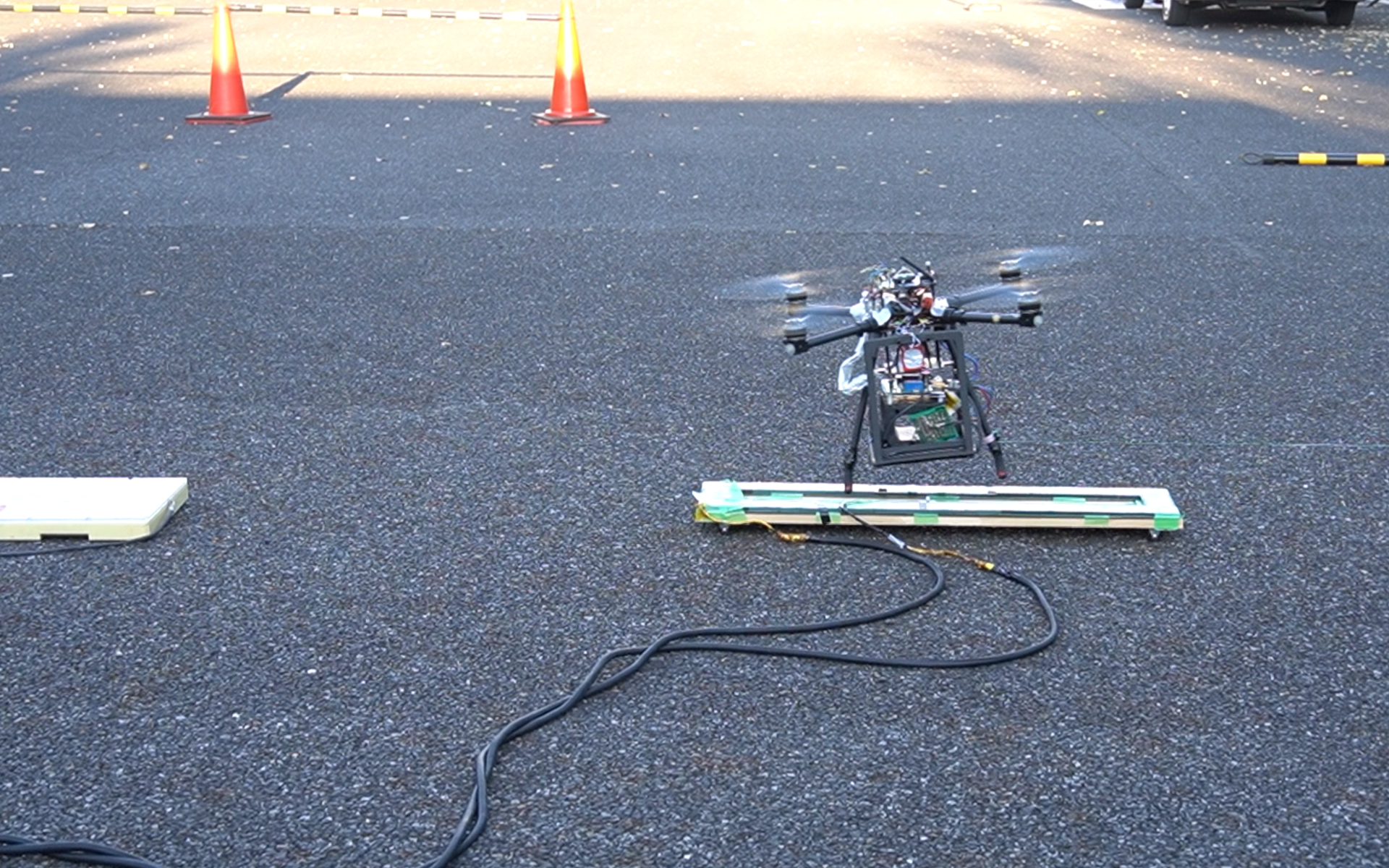 こちらはドローンの飛行中給電。ドローンによる定期巡回をするような場合には飛行コースの一部に沿って飛行中給電の装置を設置すれば、着陸して充電することなく飛び続けられる可能性が出てくる。