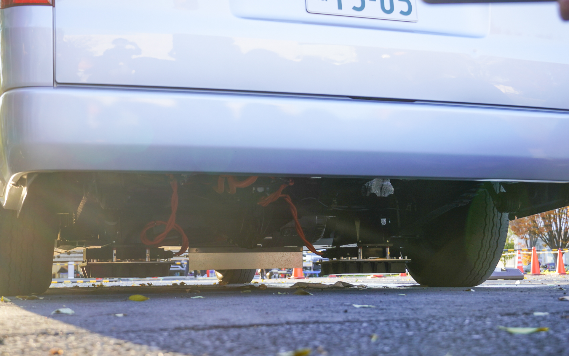 受電装置は後輪のところにある。車軸付近にあり許された50mmの高さで設置してある