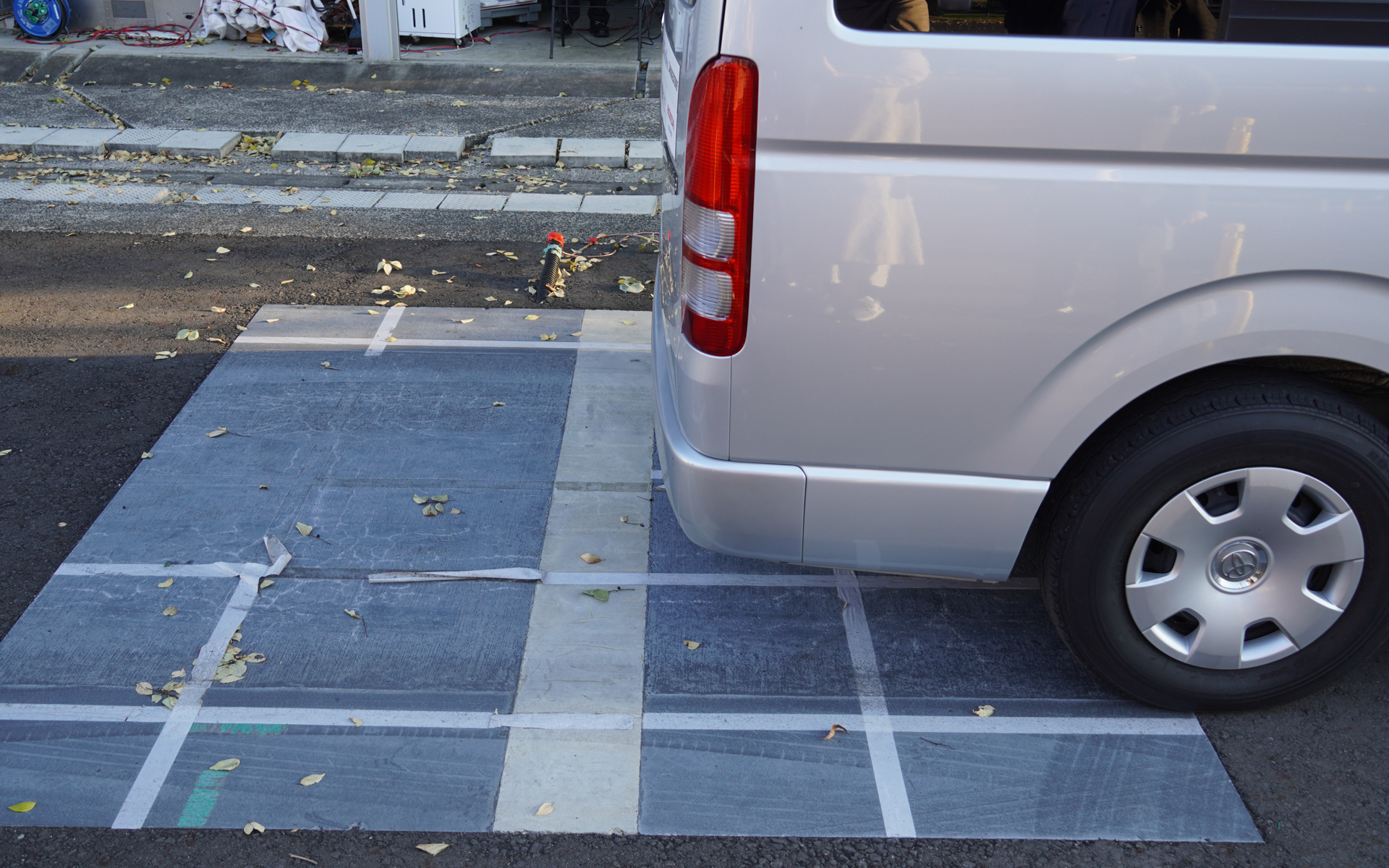 道路側に給電装置を組み込んだところ