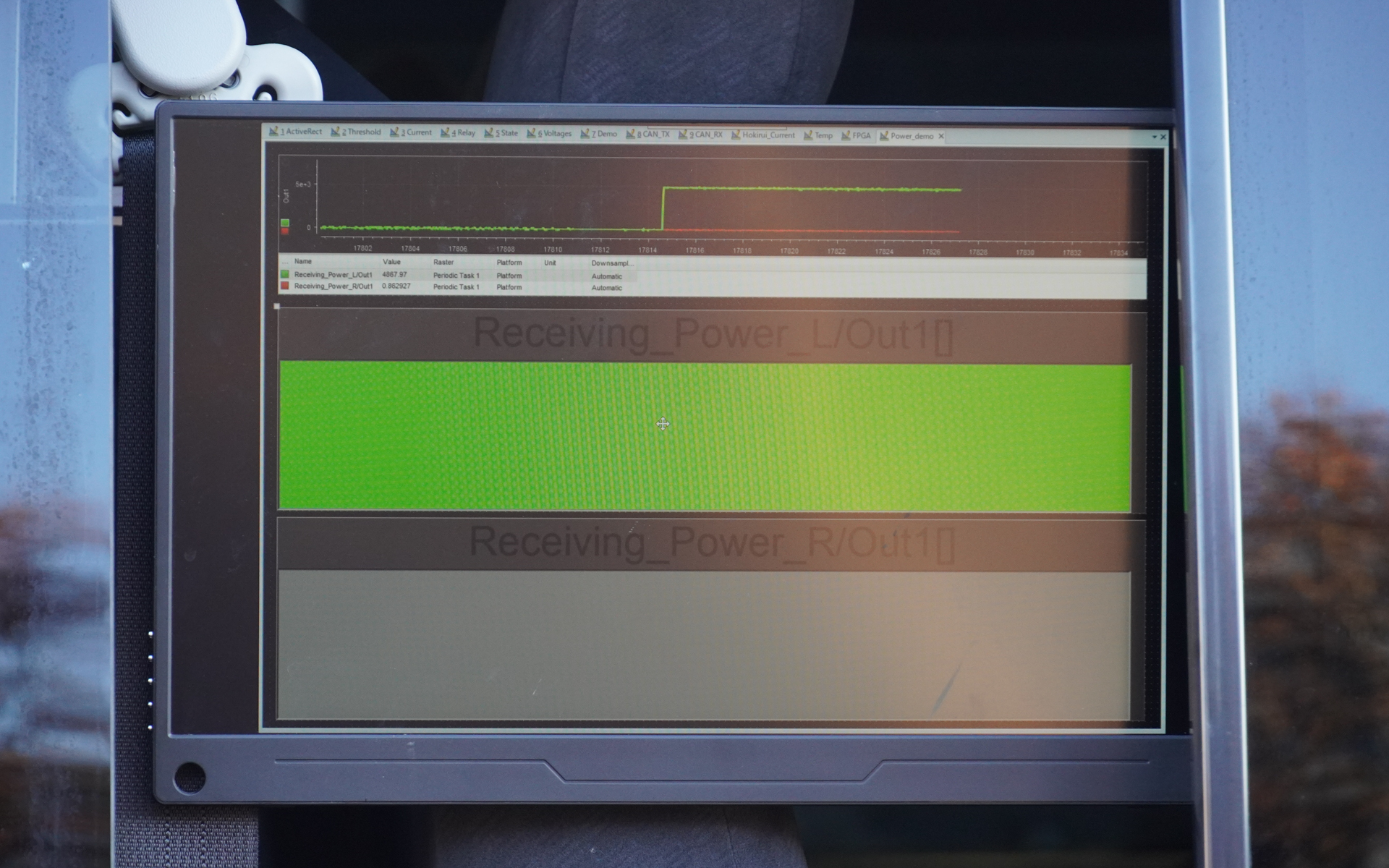 給電装置の上を通ると電気を受けて、車内に設置したモニターの画面が緑色になる