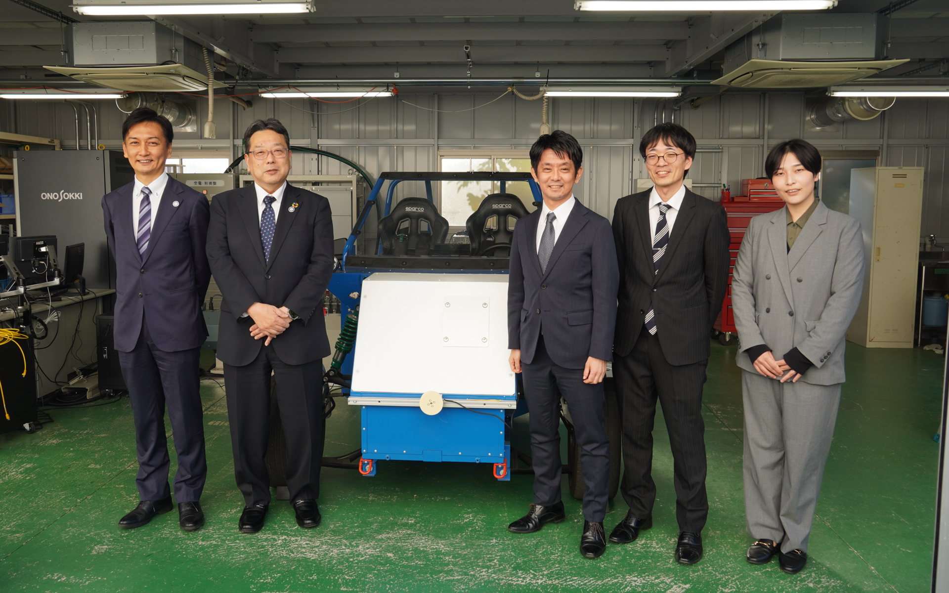 RC-Sの前に立つ関係者。左から株式会社小野測器 取締役兼上席執行役員 特注・エンジニアリング領域担当 安地隆浩氏、小野測器 代表取締役社長 大越祐史氏、東京大学大学院 新領域創成科学研究科 先端エネルギー工学専攻 教授 藤本博志氏、東京大学大学院新領域創成科学研究科 先端エネルギー工学専攻 特任講師 永井栄寿氏、東京大学大学院新領域創成科学研究科 博士課程 尾田未知氏