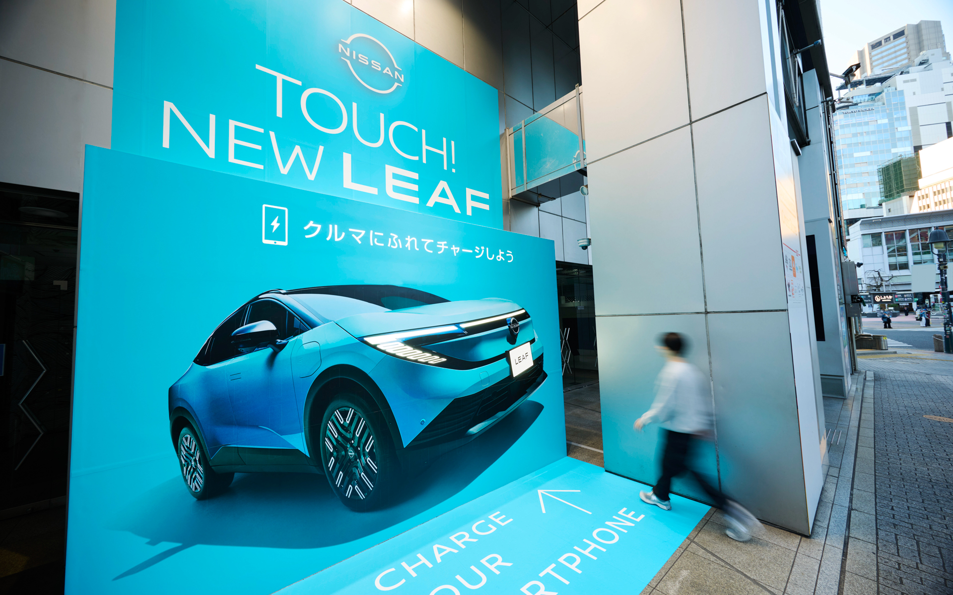 人より大きな巨大パネルとなっている