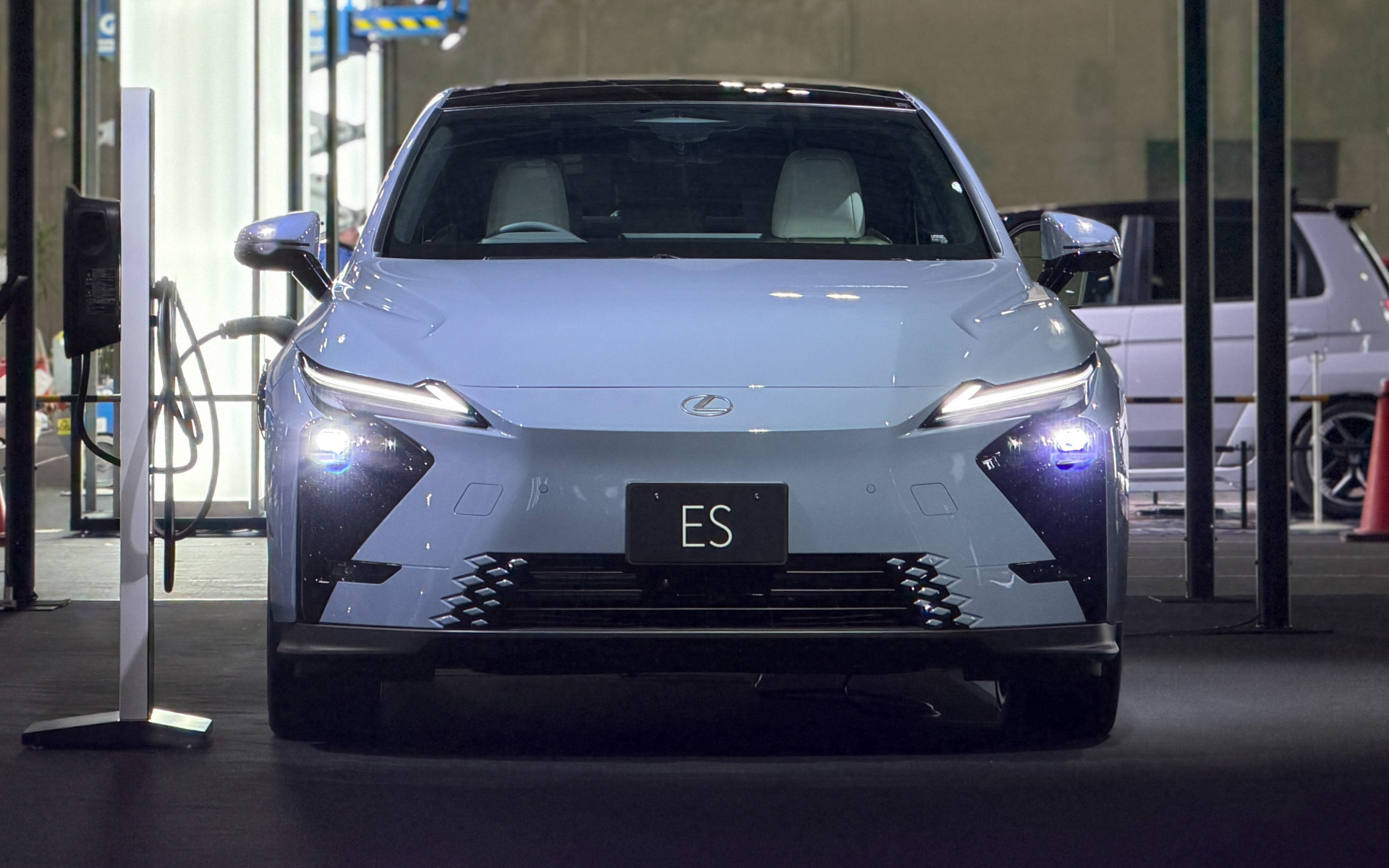 新型「ES」を一般向けに日本初展示